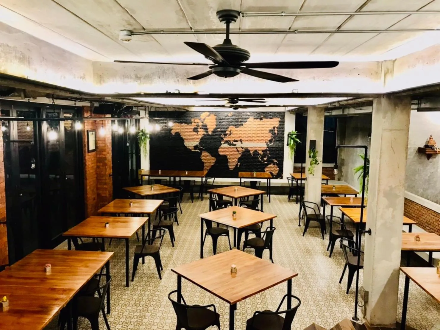 Restaurant/places to eat in Loft 202 Hotel