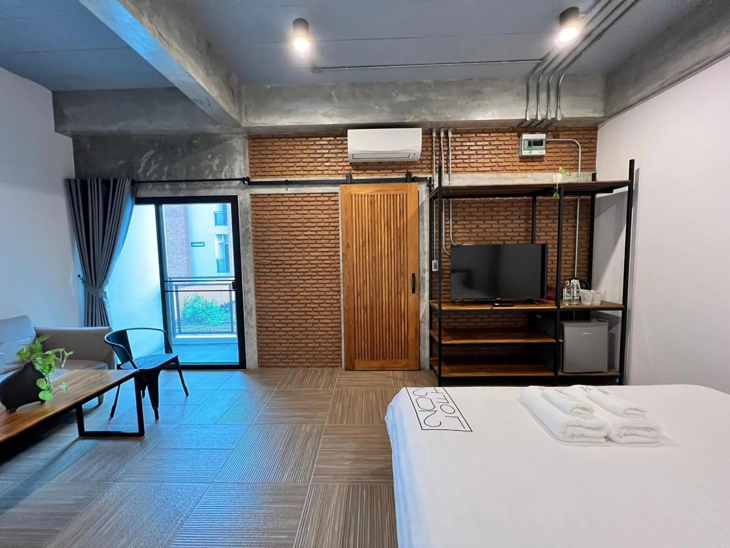 TV and multimedia, Bed in Loft 202 Hotel