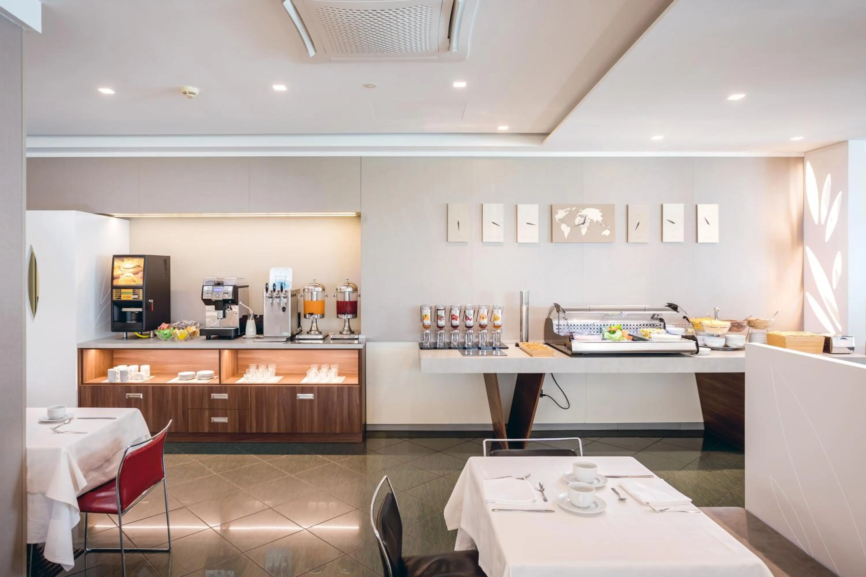 Restaurant/places to eat in Waldorf Palace Hotel