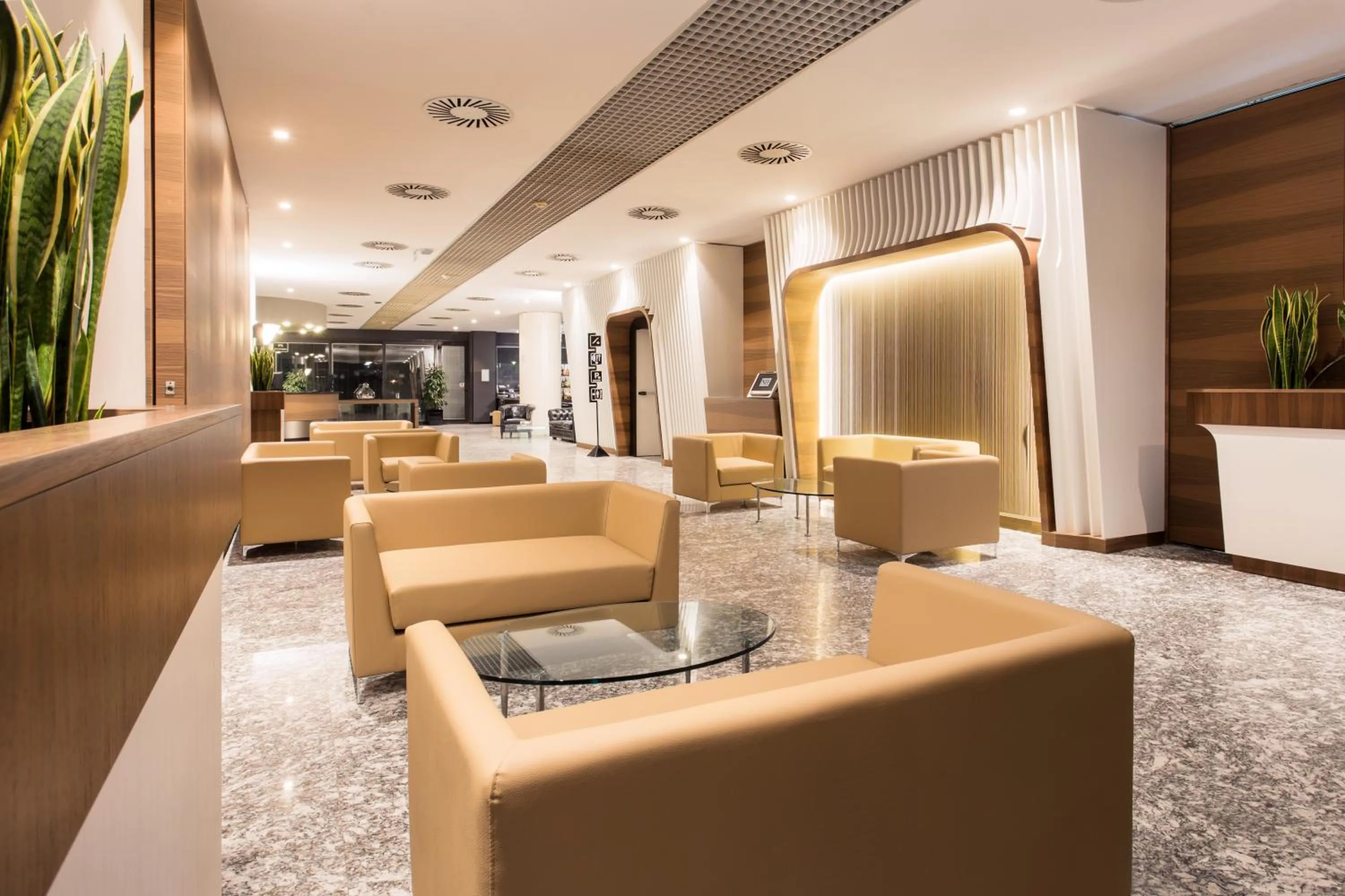 Living room in Waldorf Palace Hotel