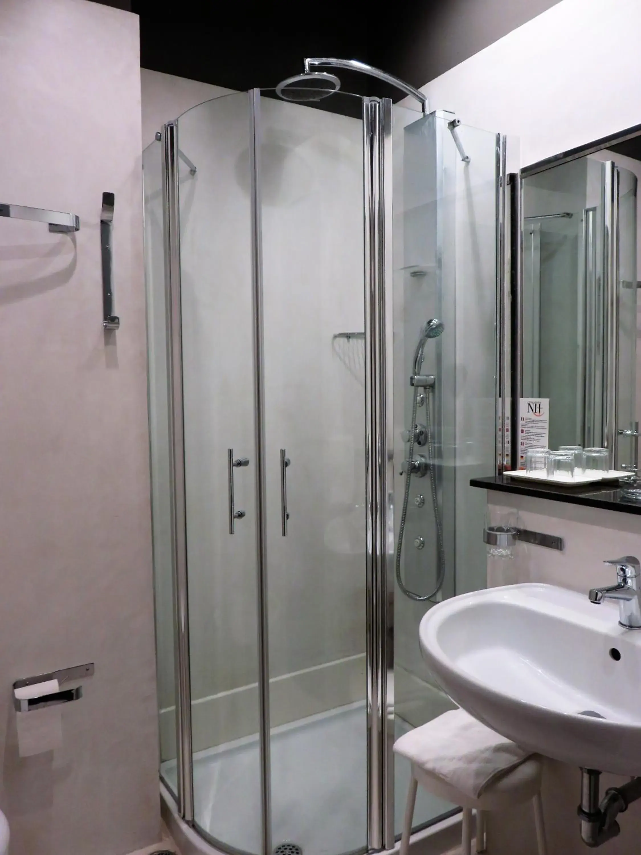 Bathroom in Waldorf Palace Hotel