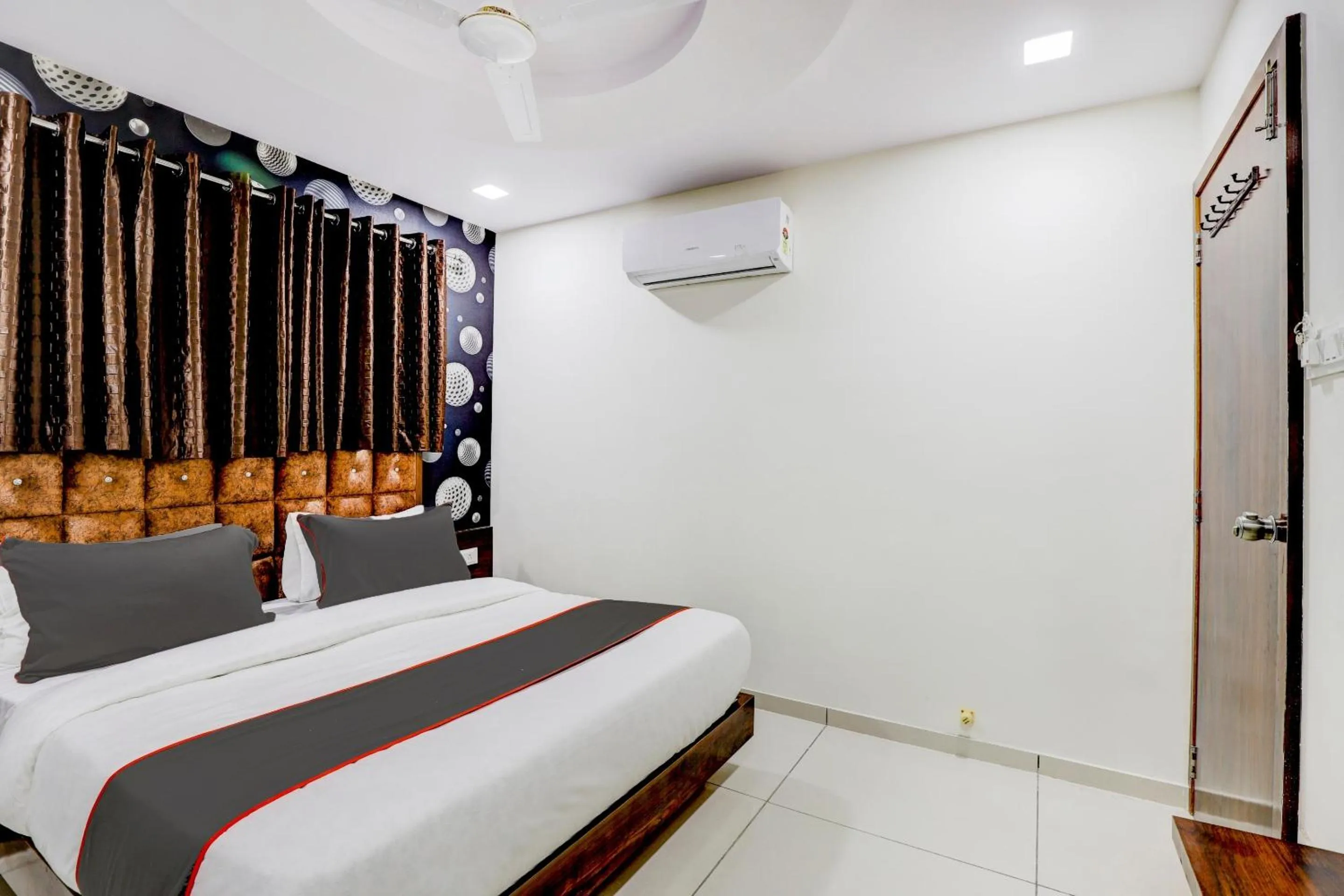 Bedroom, Bed in Collection O Lotus Gold