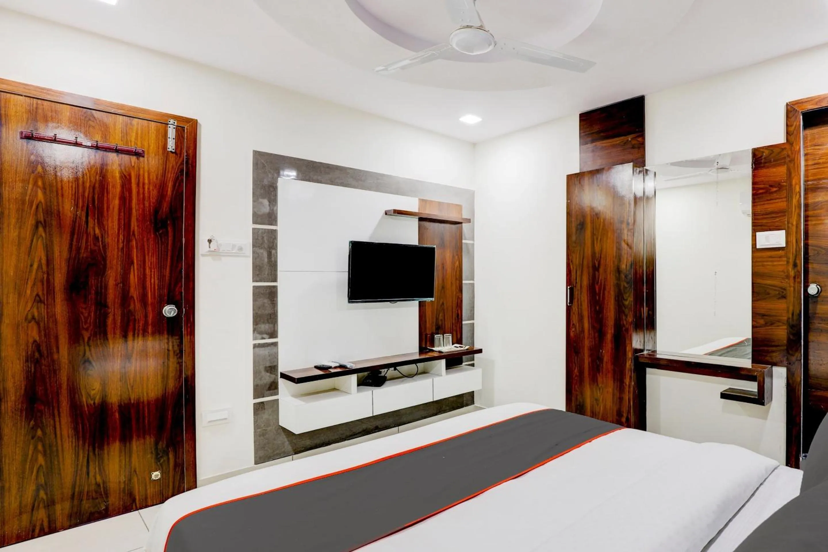 Bedroom, Bed in Collection O Lotus Gold