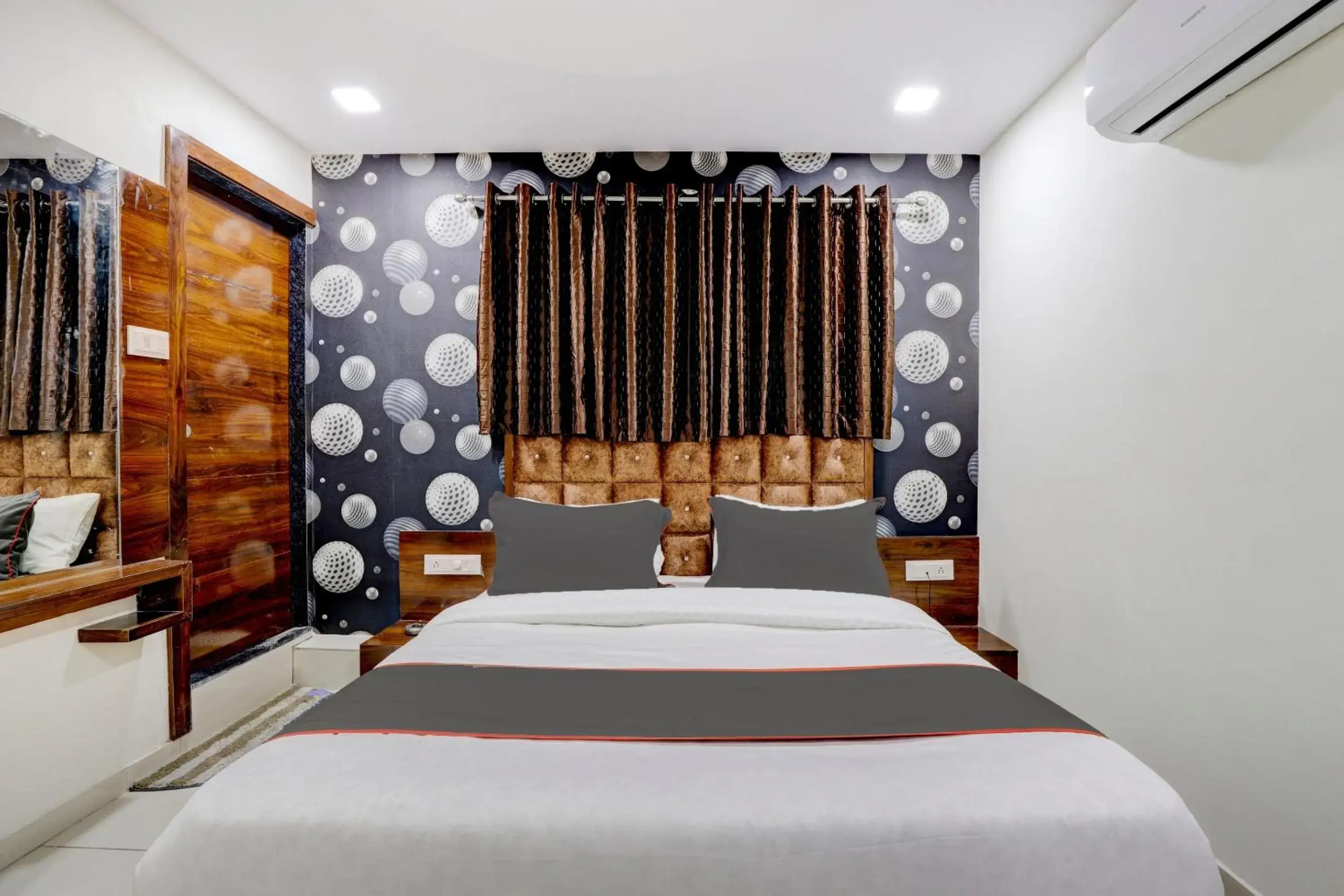 Bedroom, Bed in Collection O Lotus Gold Bedroom, Bed in Collection O Lotus Gold