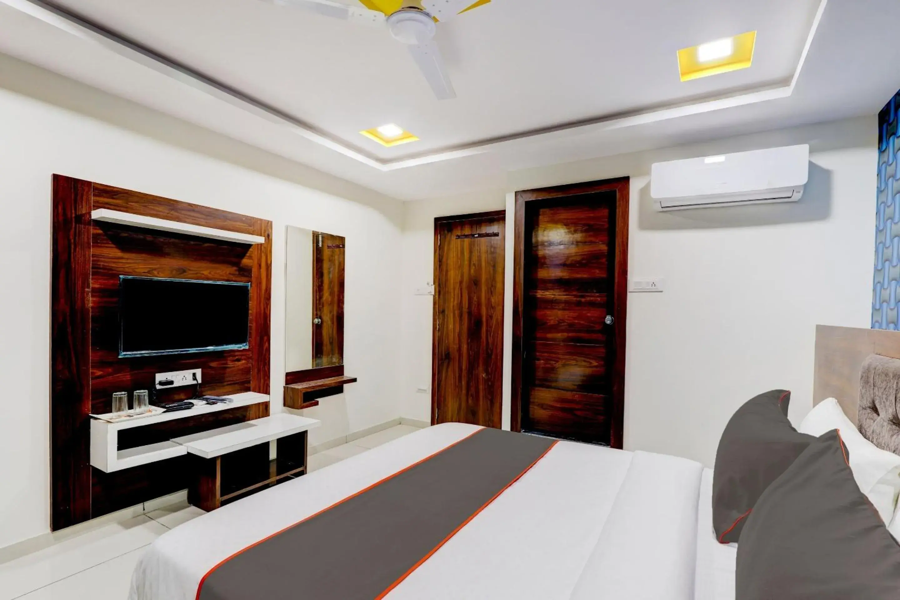 Bedroom, Bed in Collection O Lotus Gold Bedroom, Bed in Collection O Lotus Gold