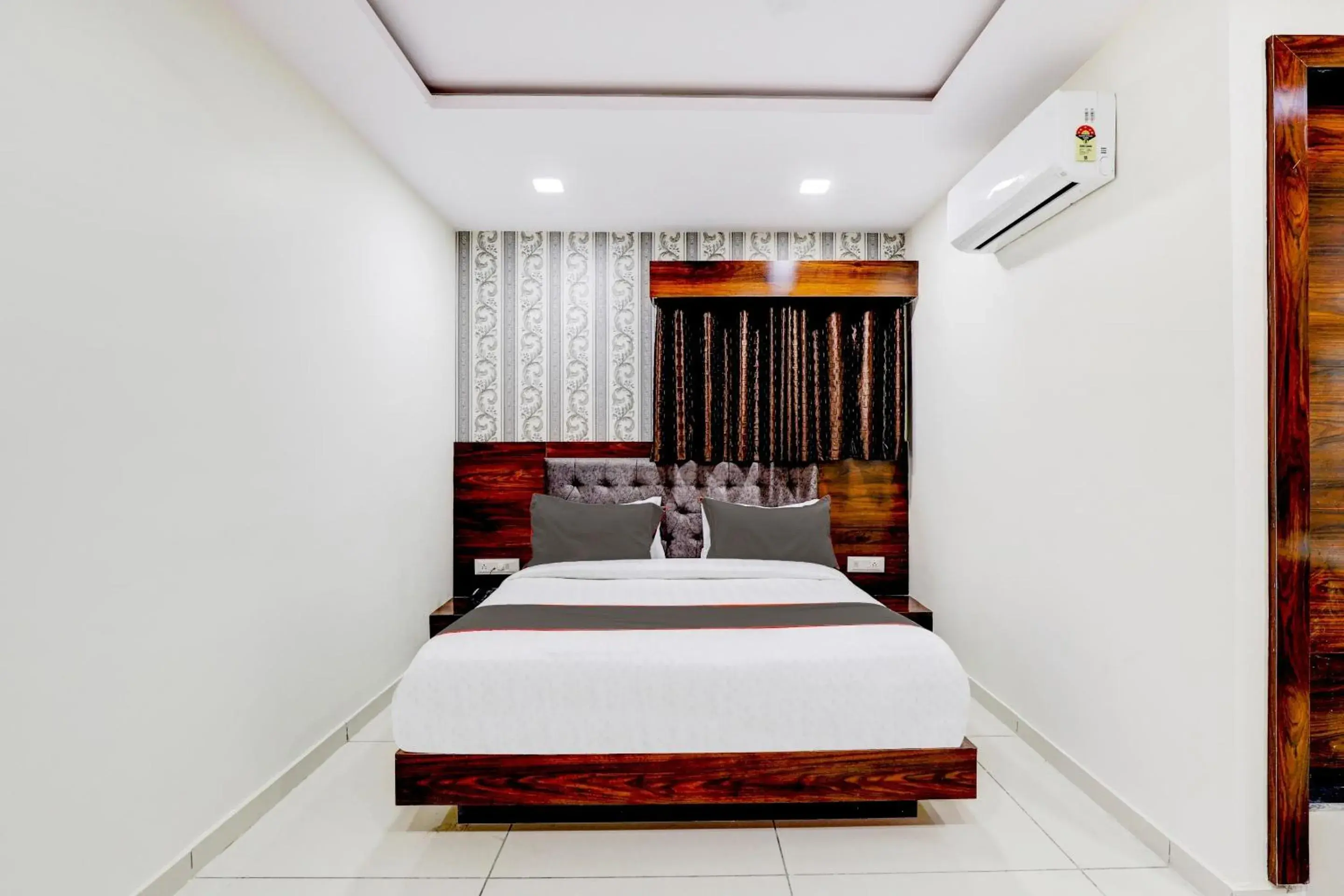 Bedroom, Bed in Collection O Lotus Gold Bedroom, Bed in Collection O Lotus Gold