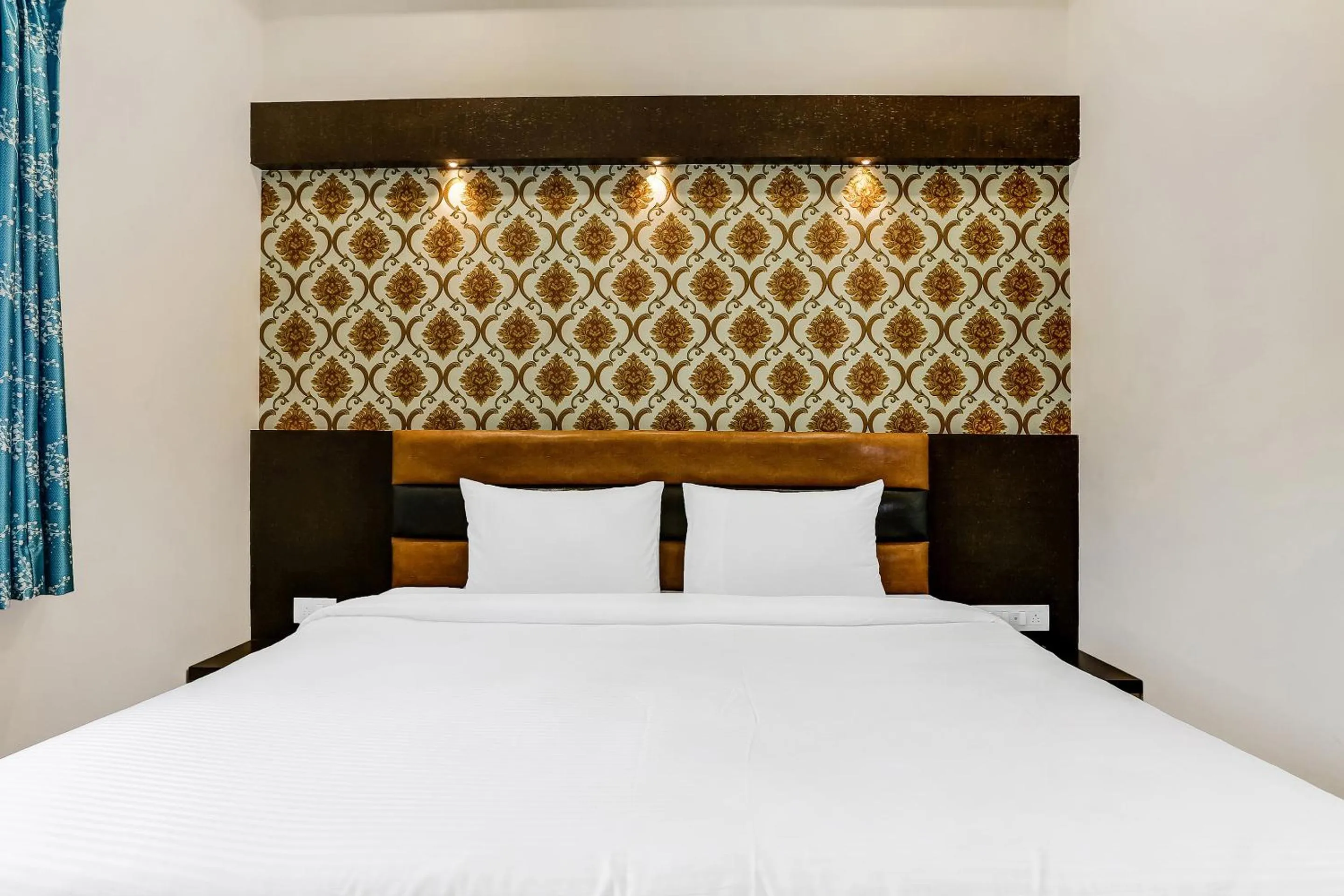 Bedroom, Bed in Capital O Geeta Palace