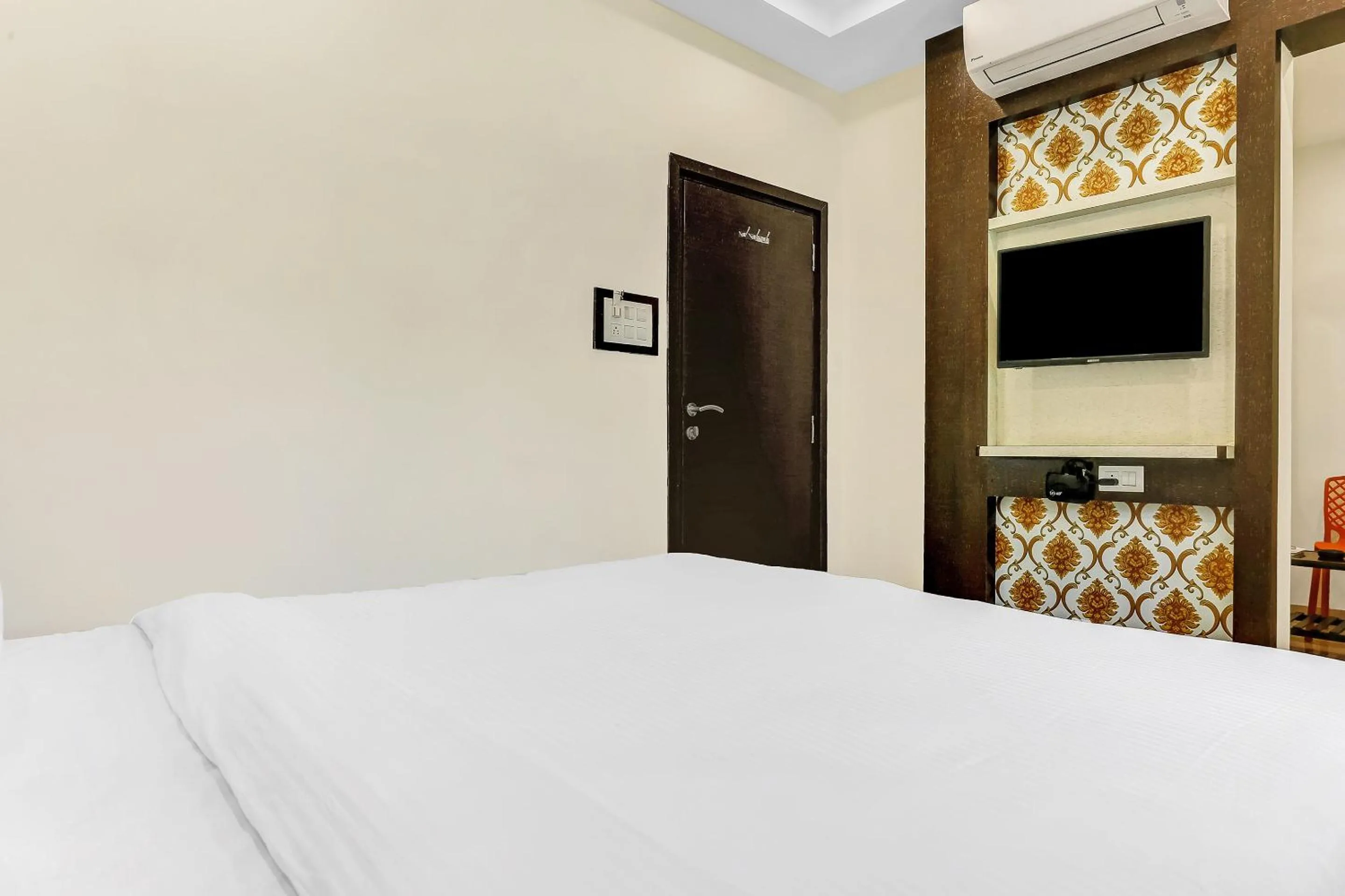 Bedroom, Bed in Capital O Geeta Palace