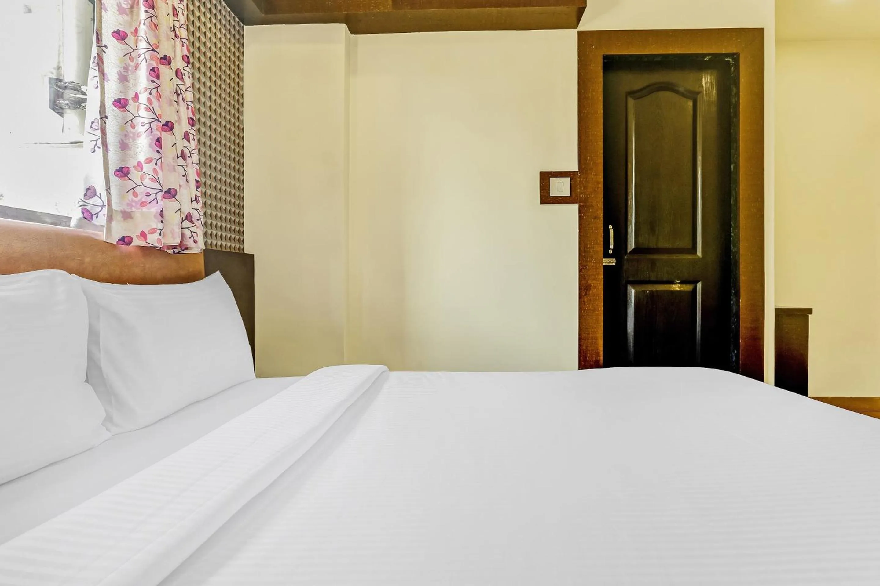 Bedroom, Bed in Capital O Geeta Palace