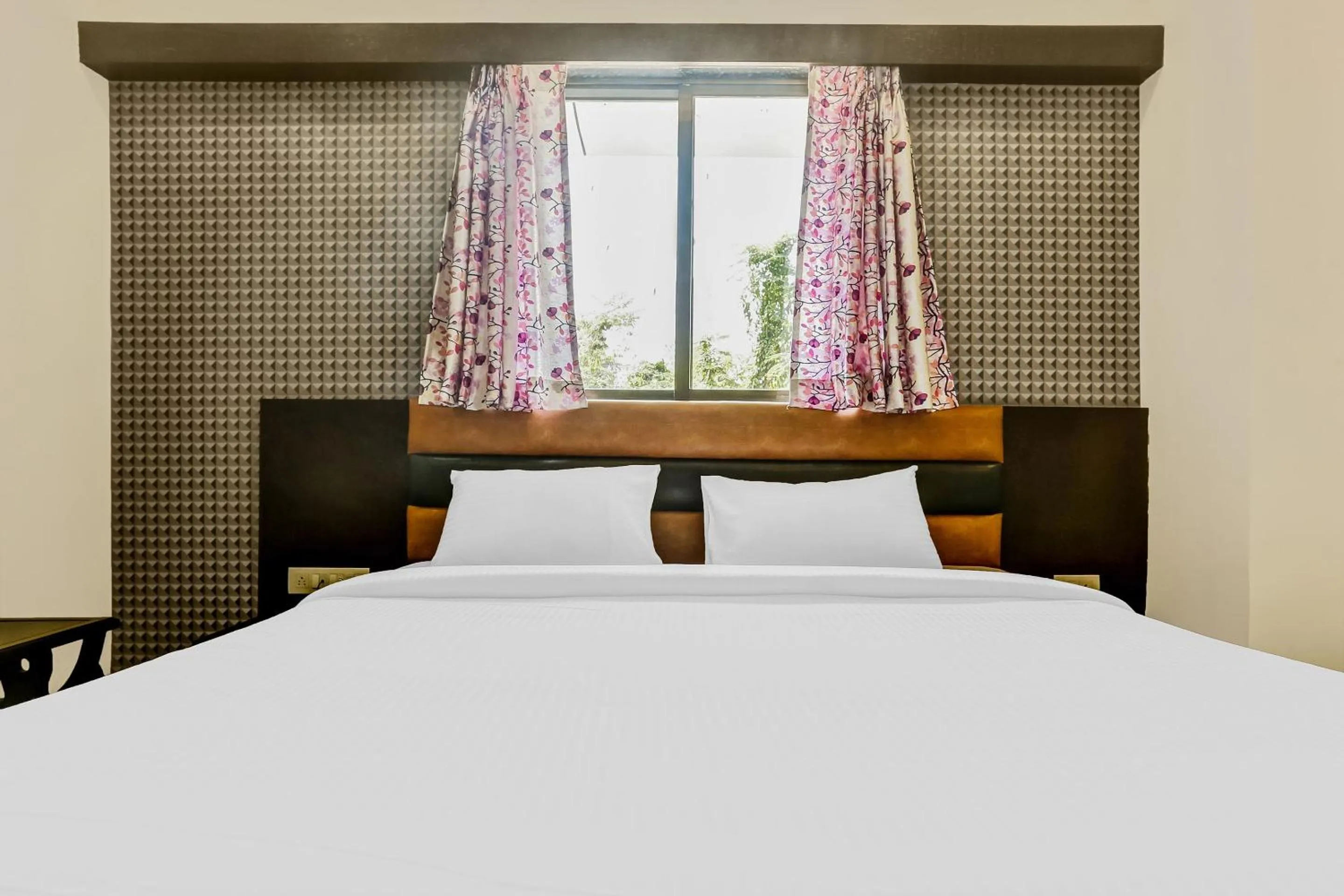 Bedroom, Bed in Capital O Geeta Palace