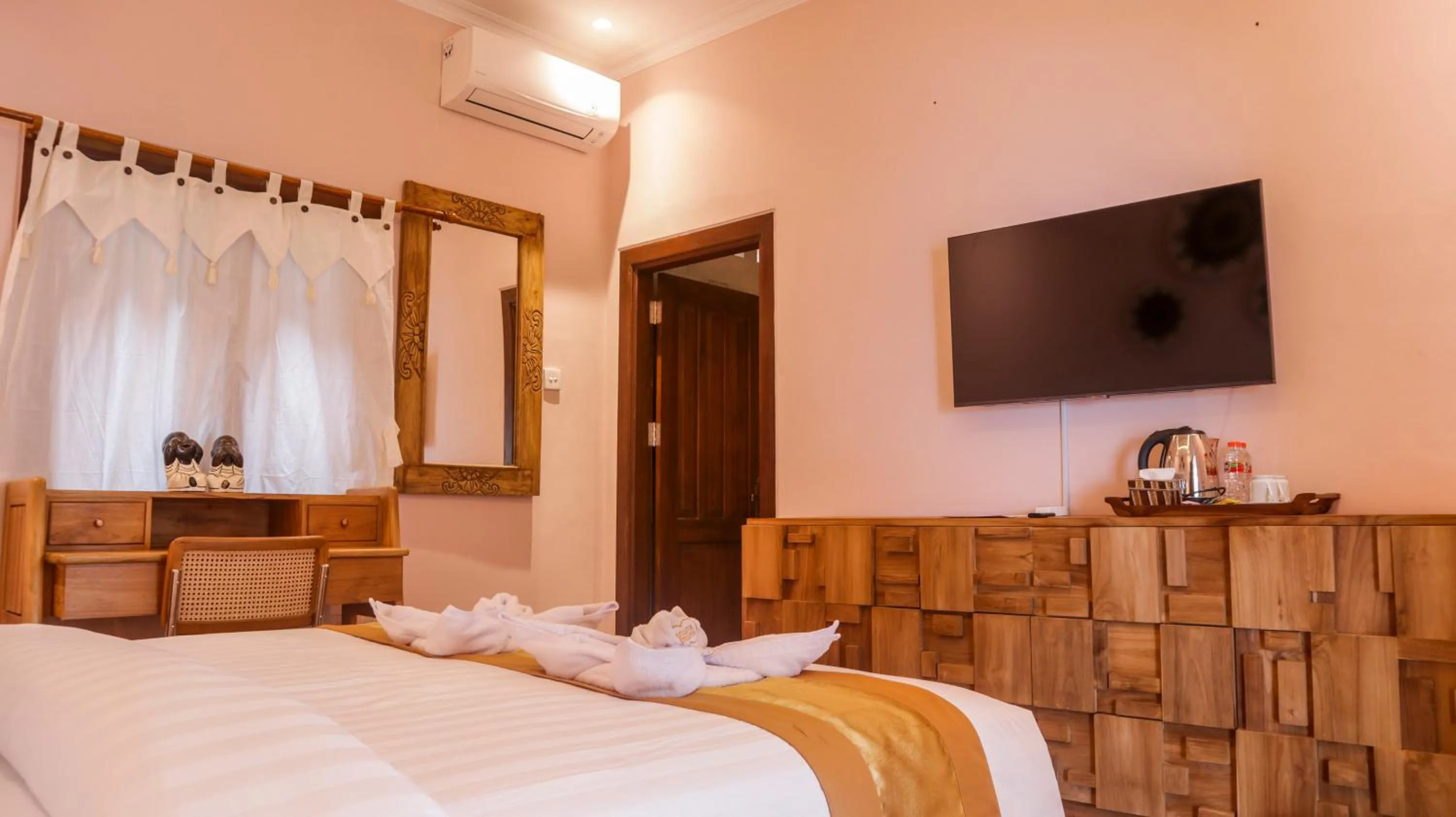 Communal lounge/ TV room, Bed in Omah Siliran Heritage