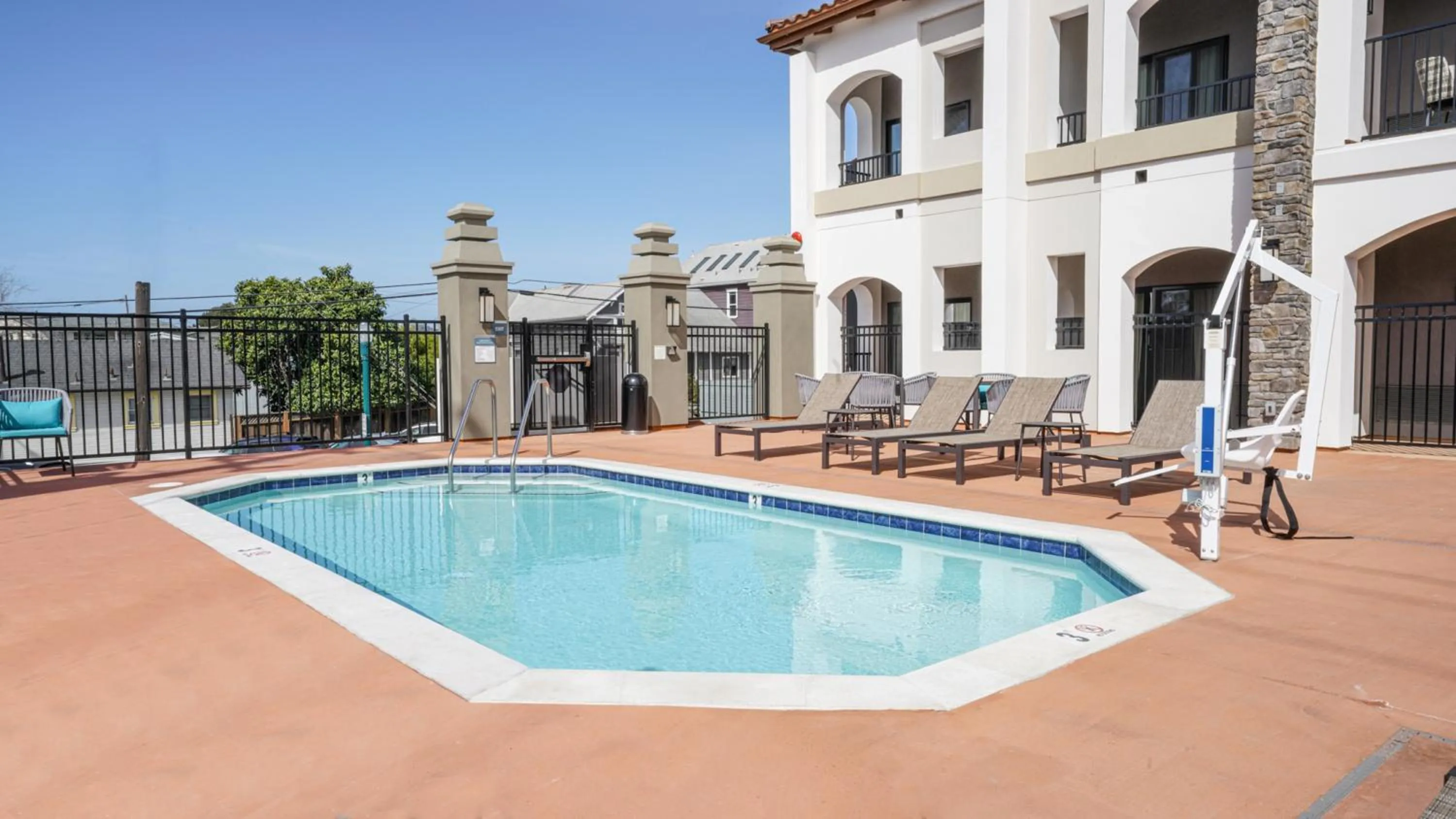 Swimming pool in La Quinta Inn & Suites by Wyndham Santa Cruz