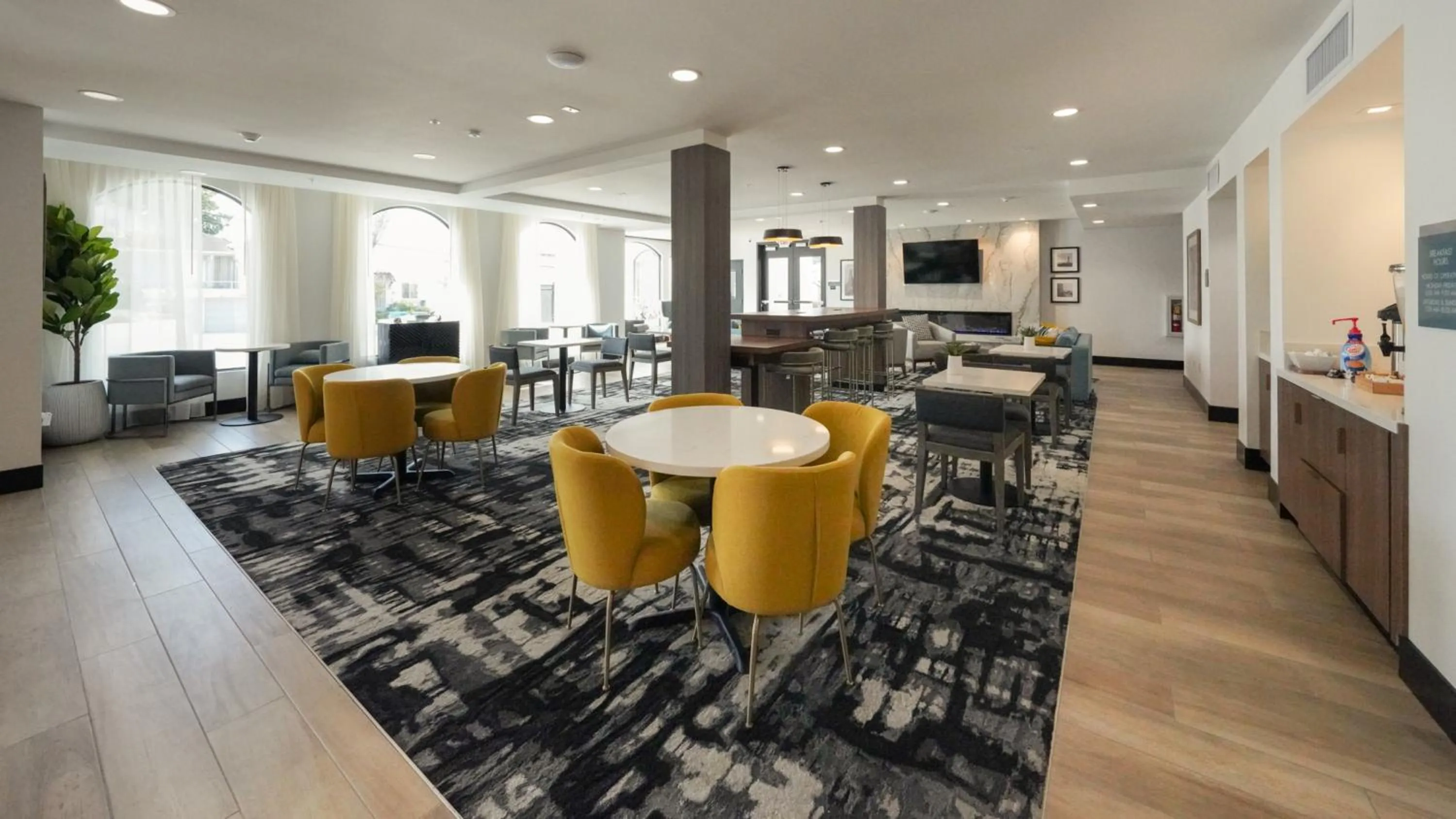 Lobby or reception in La Quinta Inn & Suites by Wyndham Santa Cruz