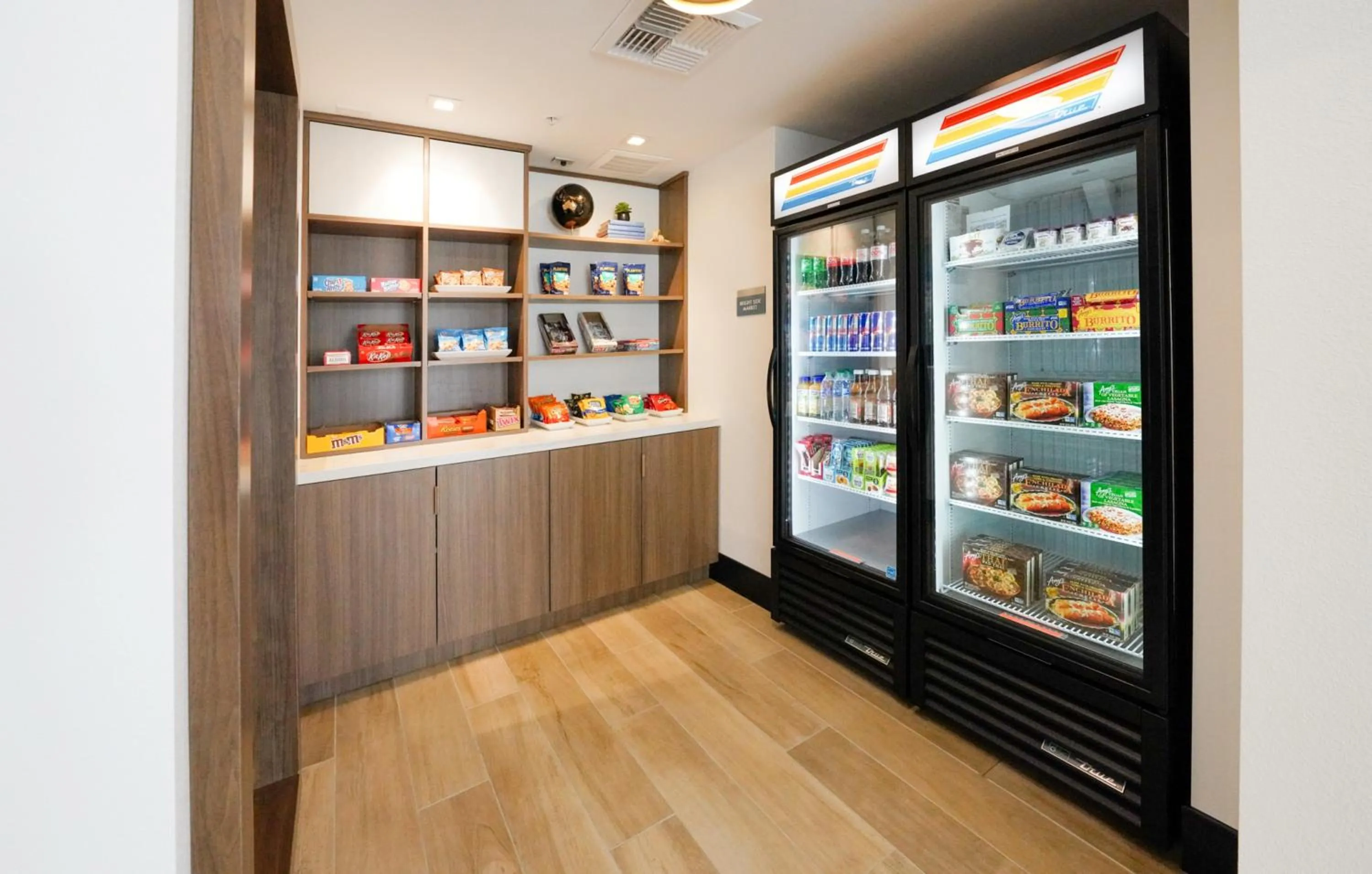 On-site shops in La Quinta Inn & Suites by Wyndham Santa Cruz