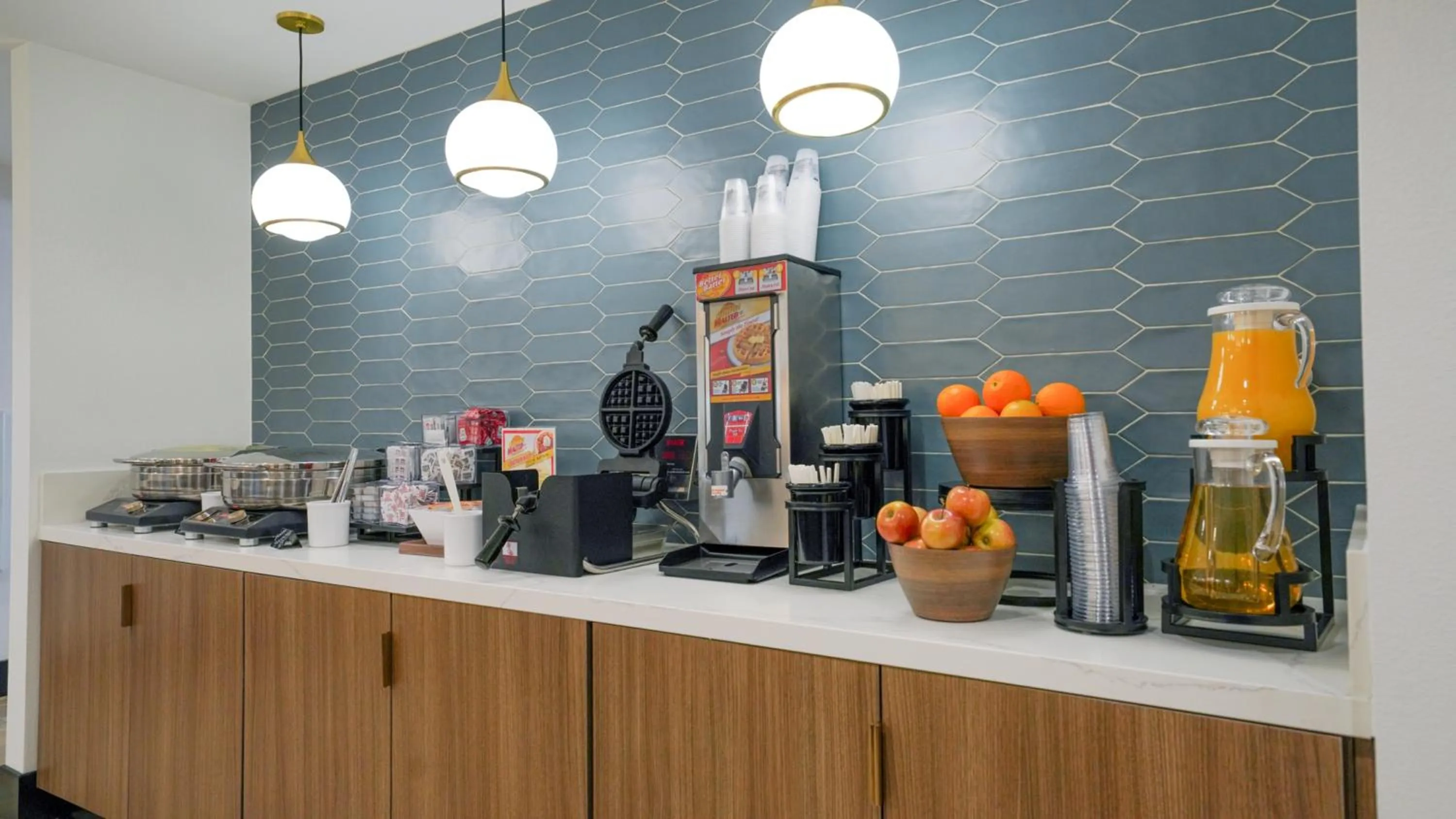 Food and drinks in La Quinta Inn & Suites by Wyndham Santa Cruz