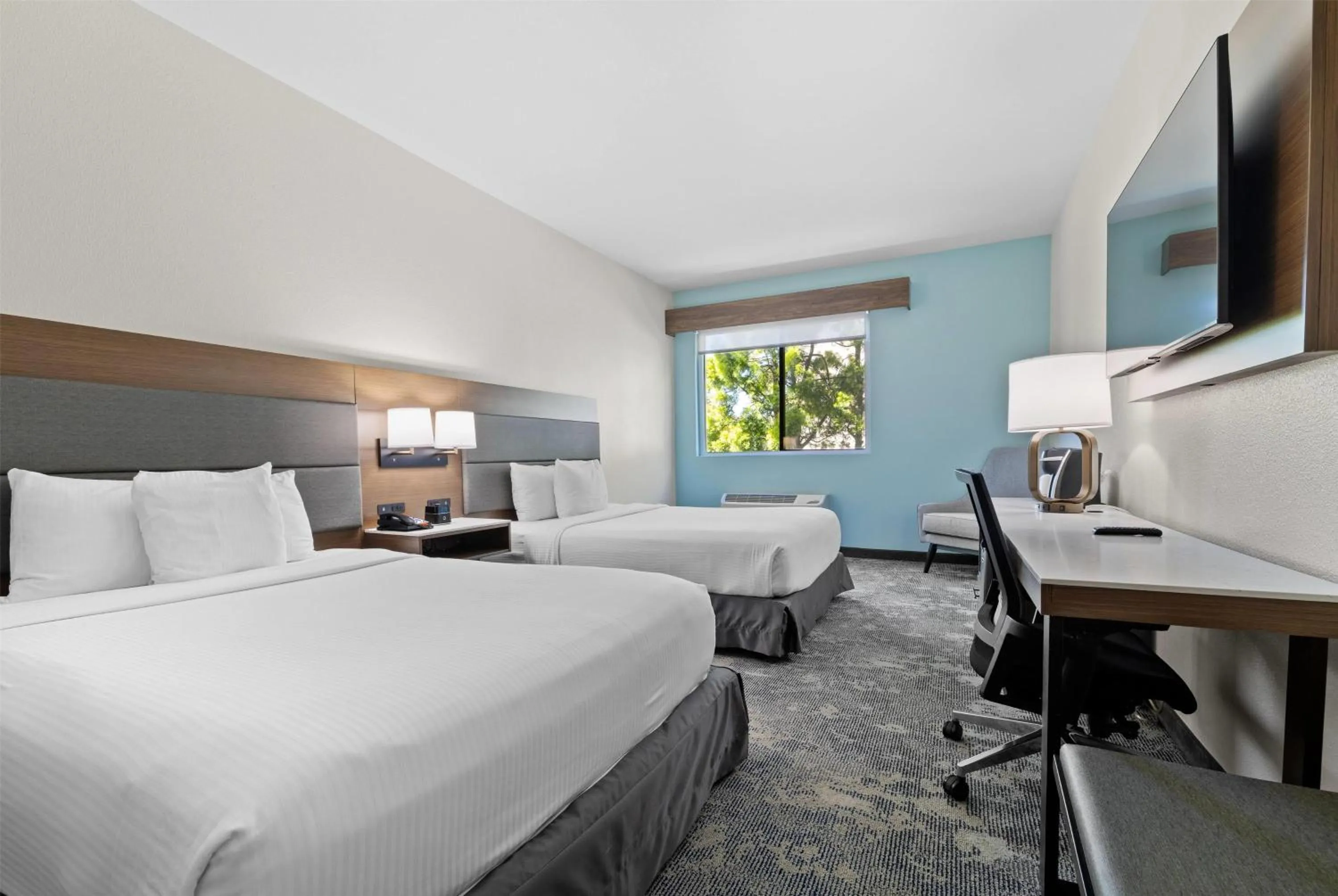 Photo of the whole room, Bed in La Quinta Inn & Suites by Wyndham Santa Cruz