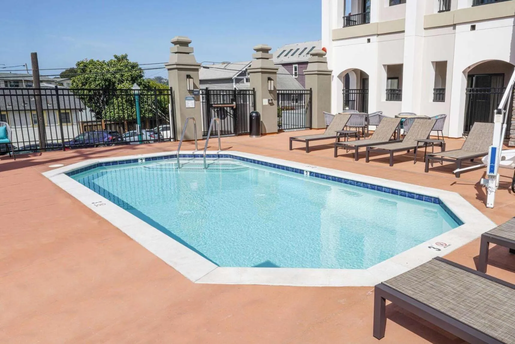 Pool view in La Quinta Inn & Suites by Wyndham Santa Cruz