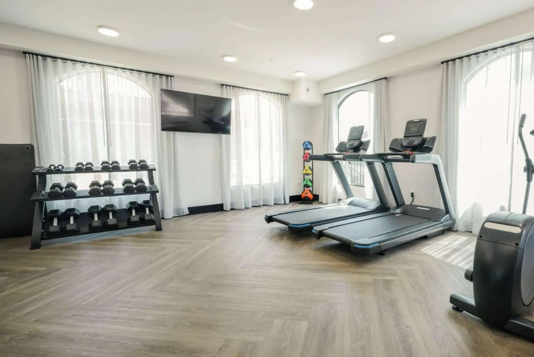 Fitness centre/facilities in La Quinta Inn & Suites by Wyndham Santa Cruz