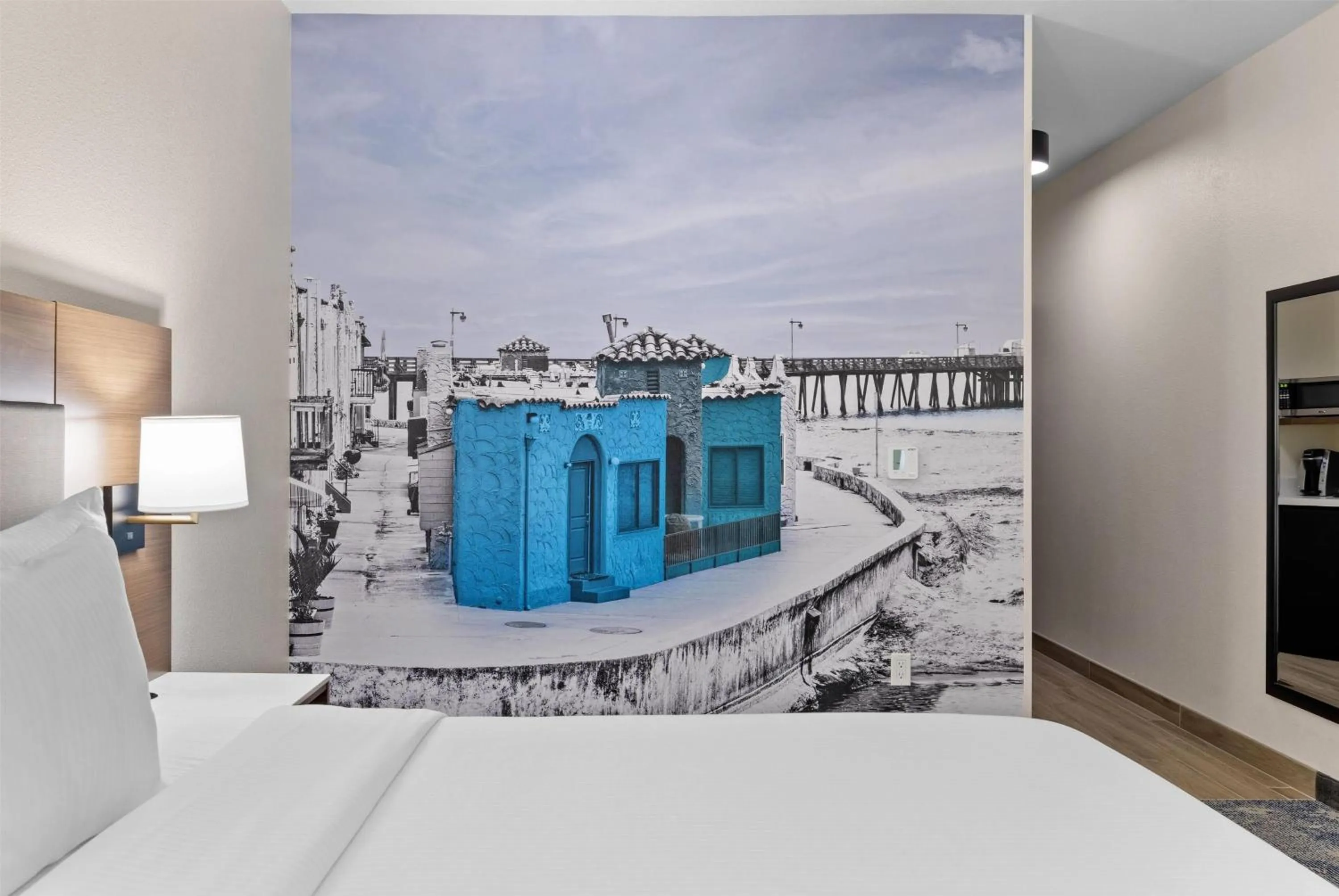 Photo of the whole room, Bed in La Quinta Inn & Suites by Wyndham Santa Cruz