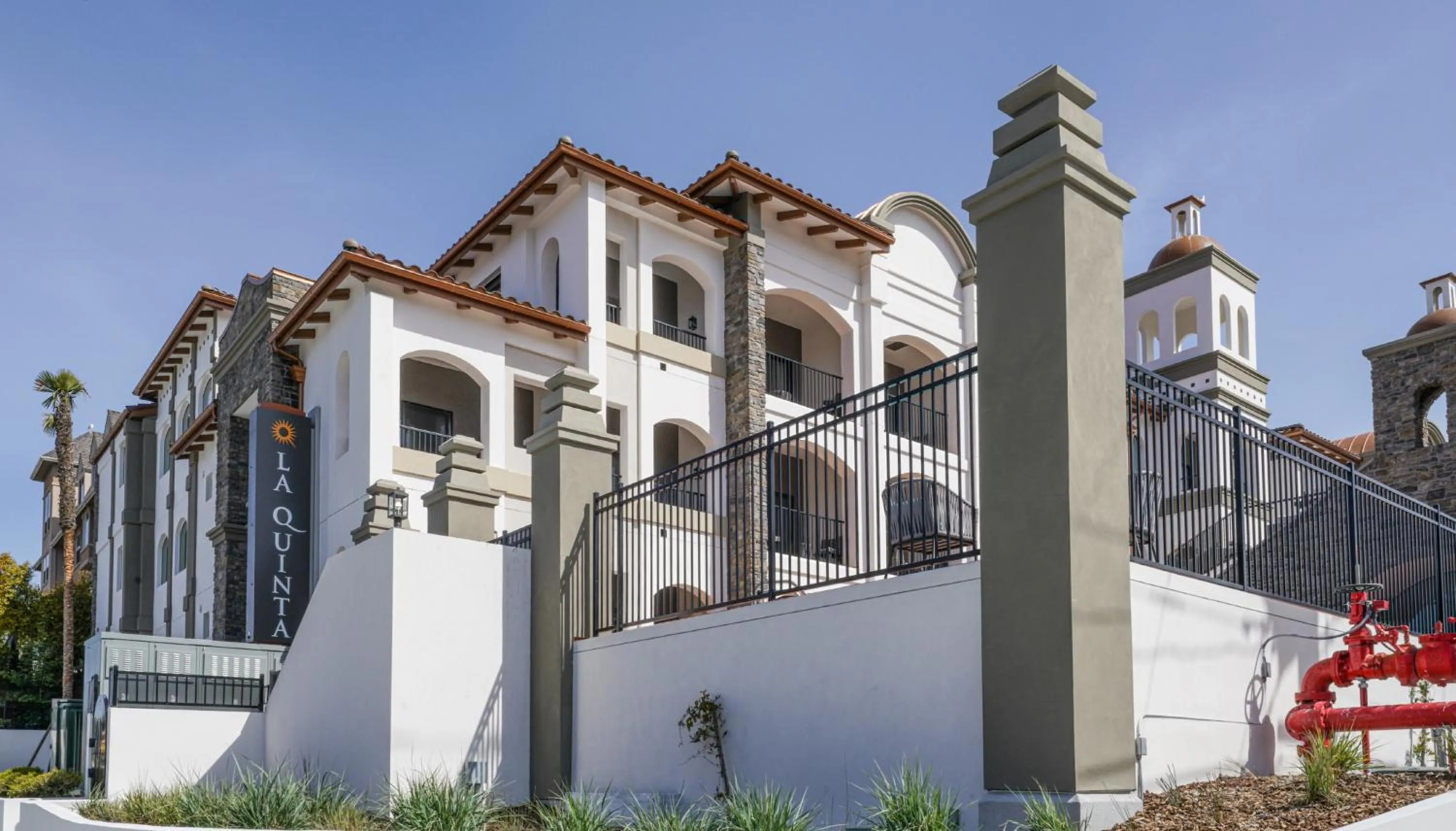 Property building in La Quinta Inn & Suites by Wyndham Santa Cruz