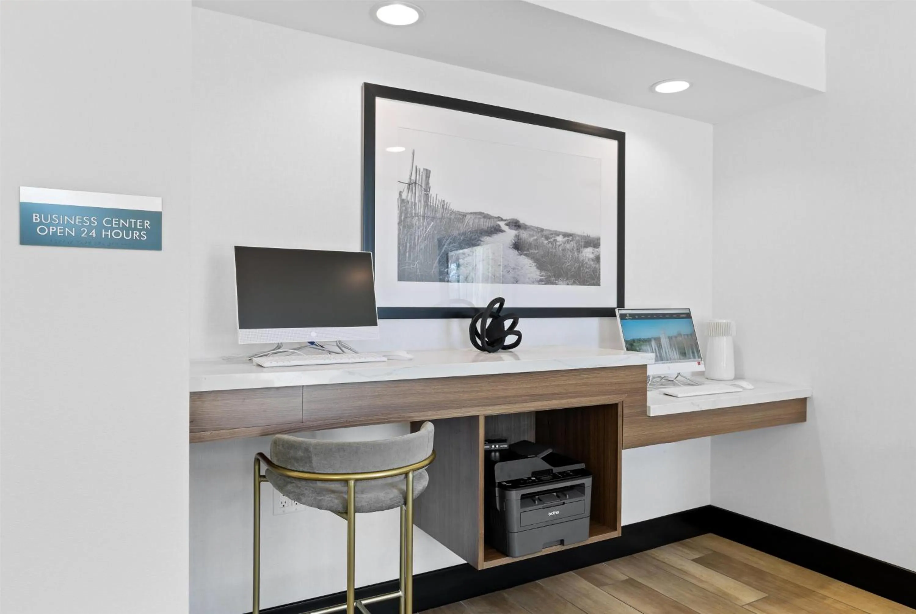 Business facilities in La Quinta Inn & Suites by Wyndham Santa Cruz