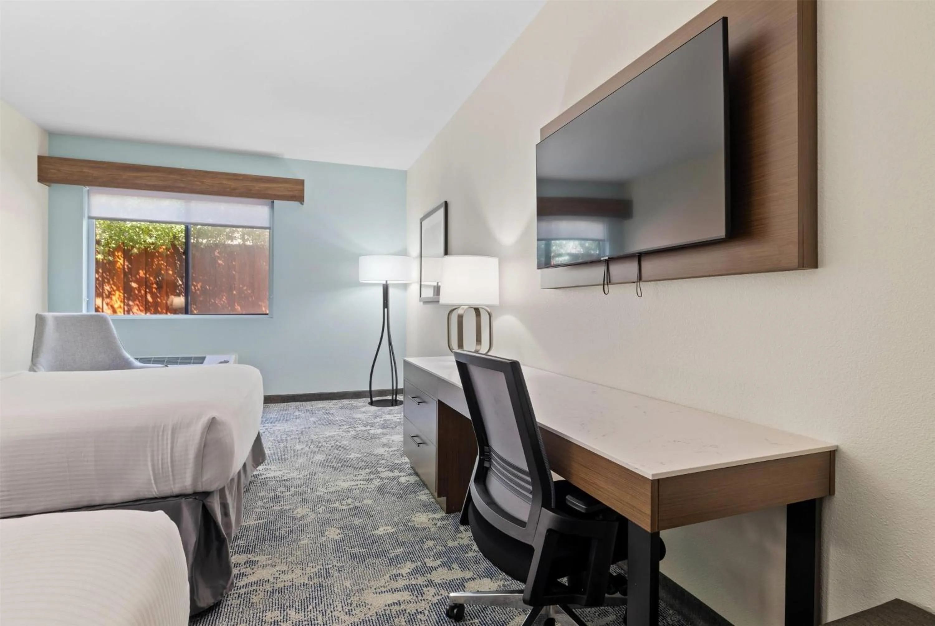 Photo of the whole room, Bed in La Quinta Inn & Suites by Wyndham Santa Cruz