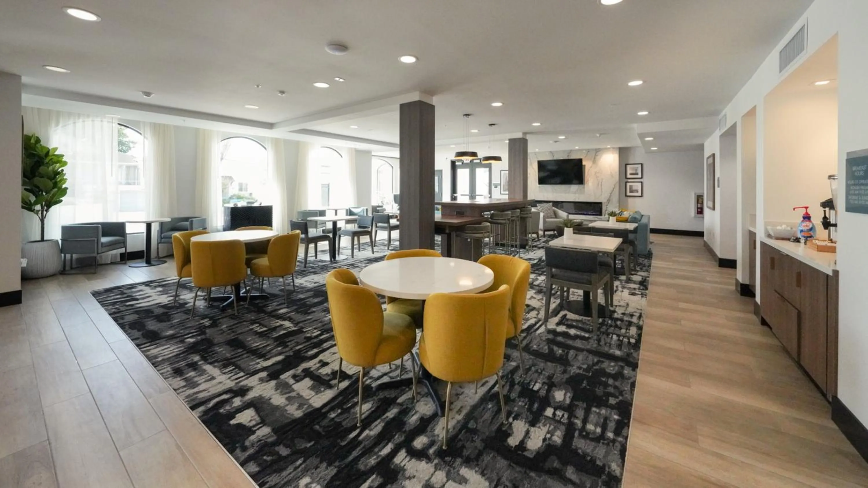 Lobby or reception in La Quinta Inn & Suites by Wyndham Santa Cruz