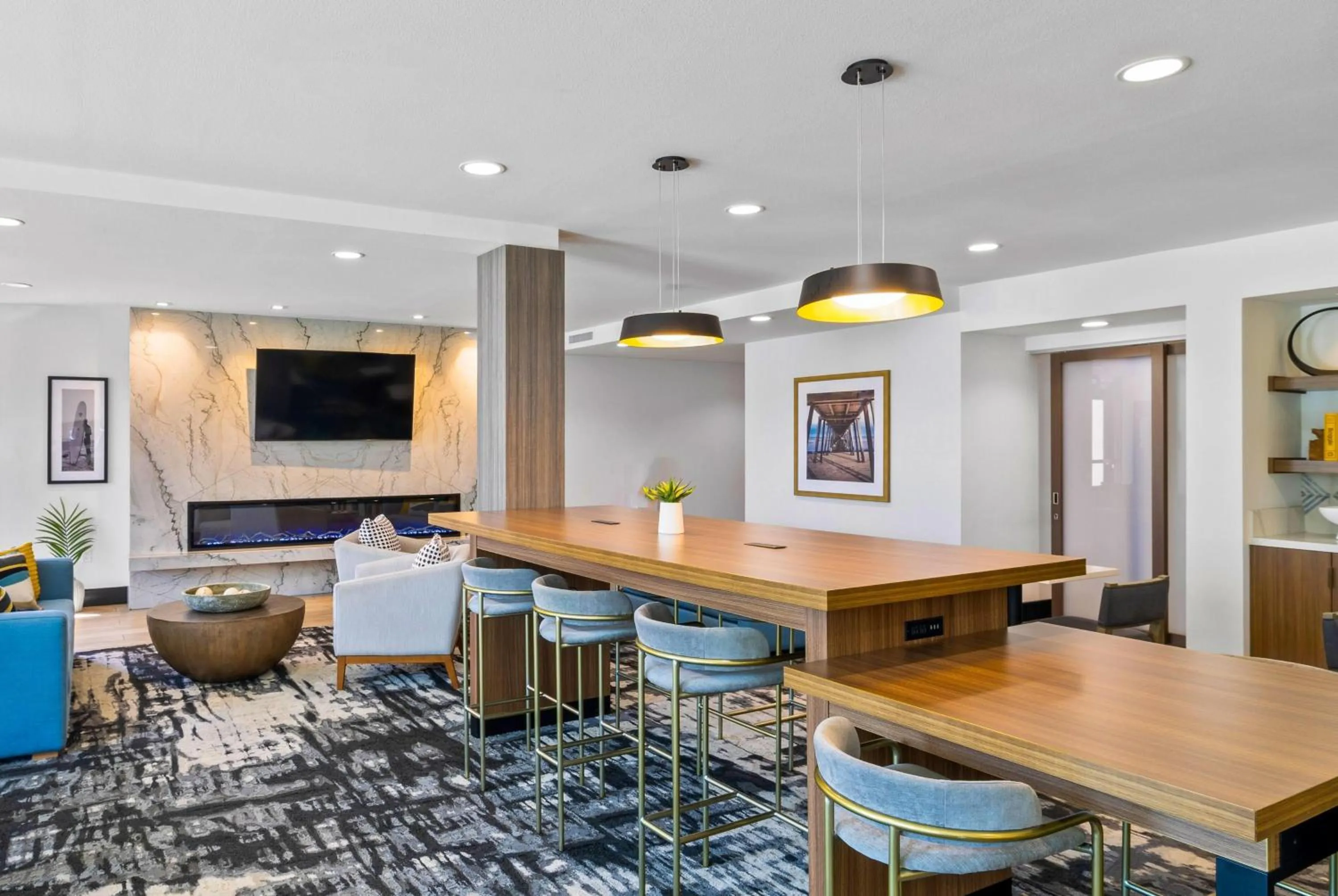 Communal lounge/ TV room in La Quinta Inn & Suites by Wyndham Santa Cruz