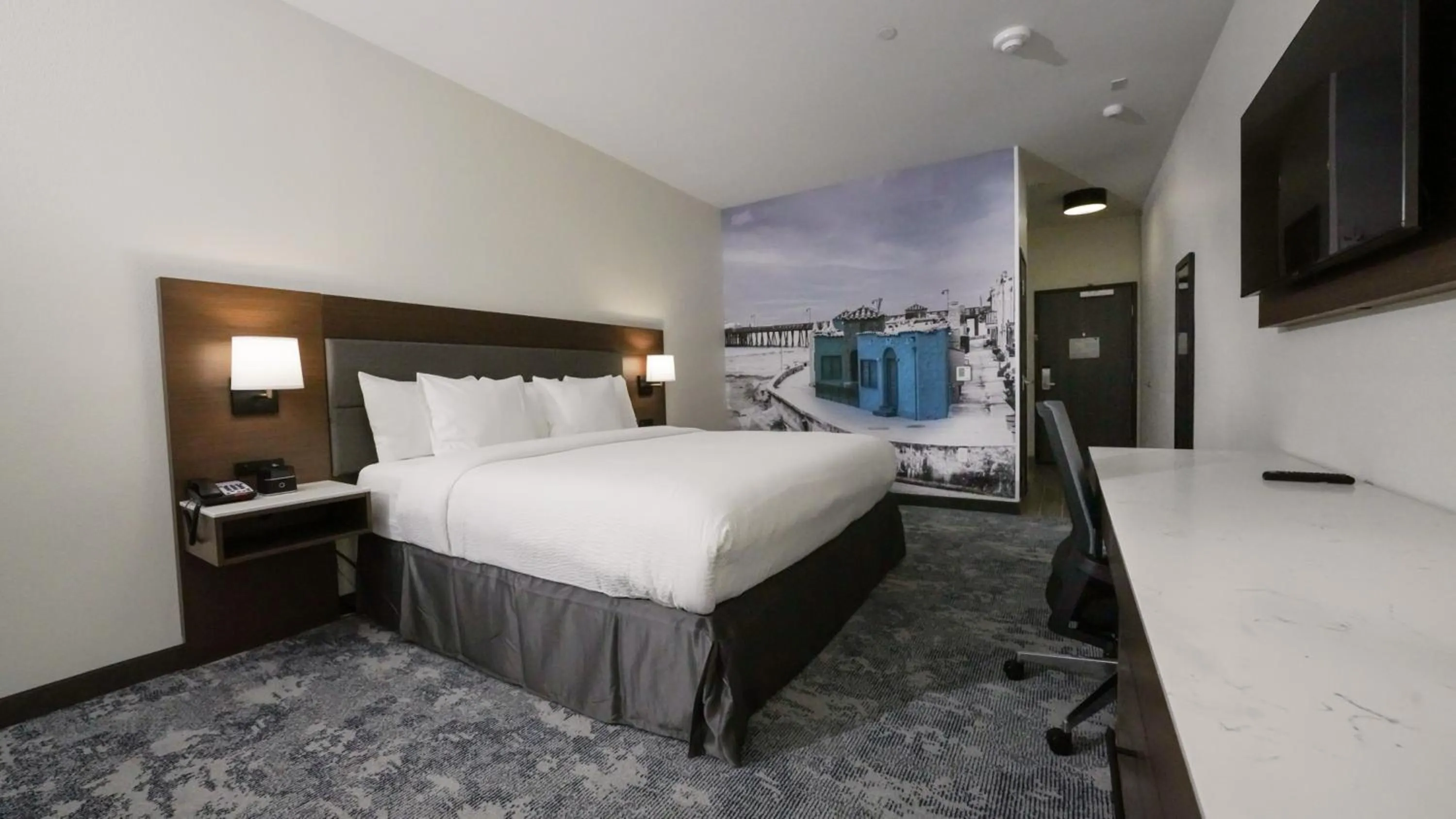 Bedroom, Bed in La Quinta Inn & Suites by Wyndham Santa Cruz