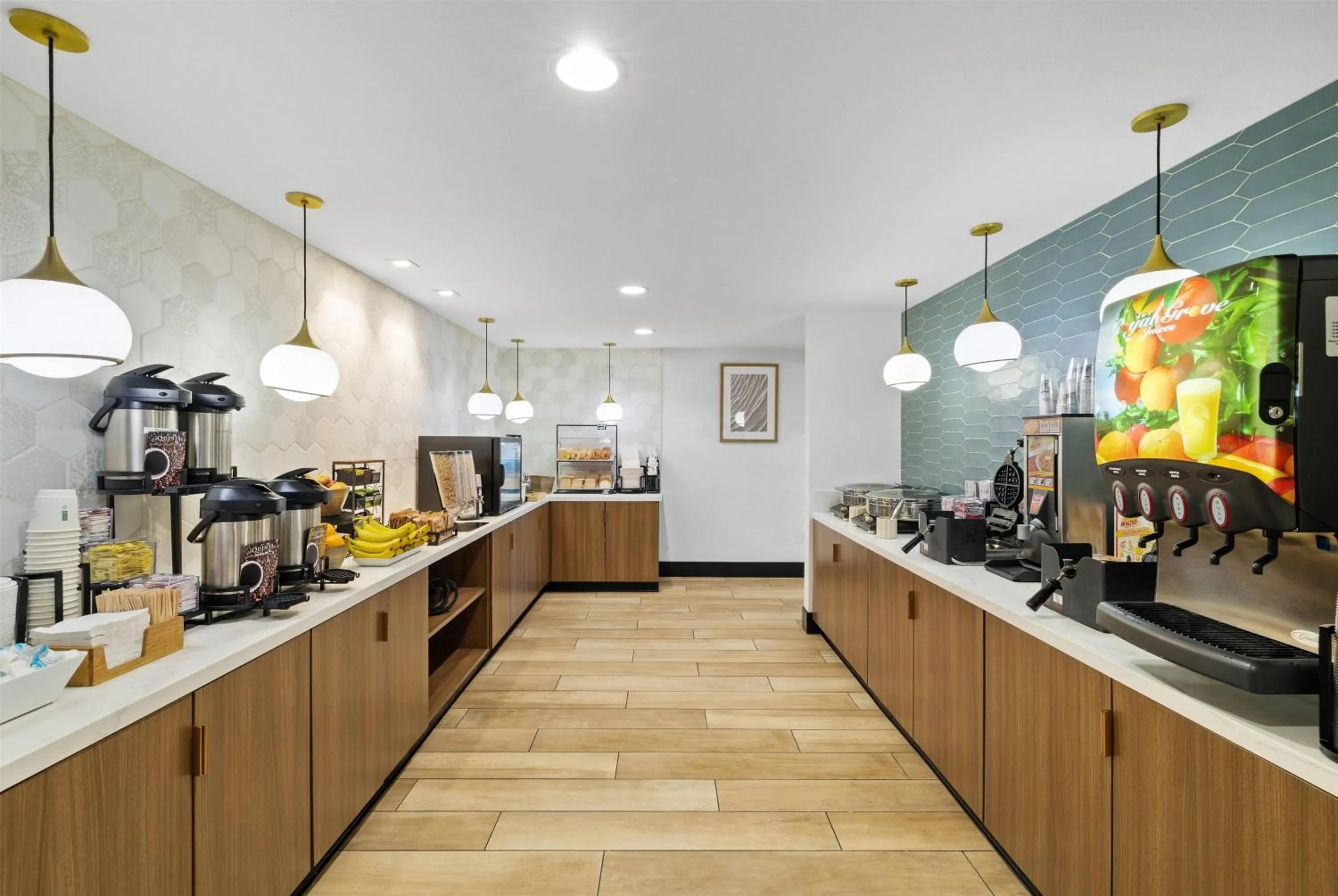 Breakfast in La Quinta Inn & Suites by Wyndham Santa Cruz