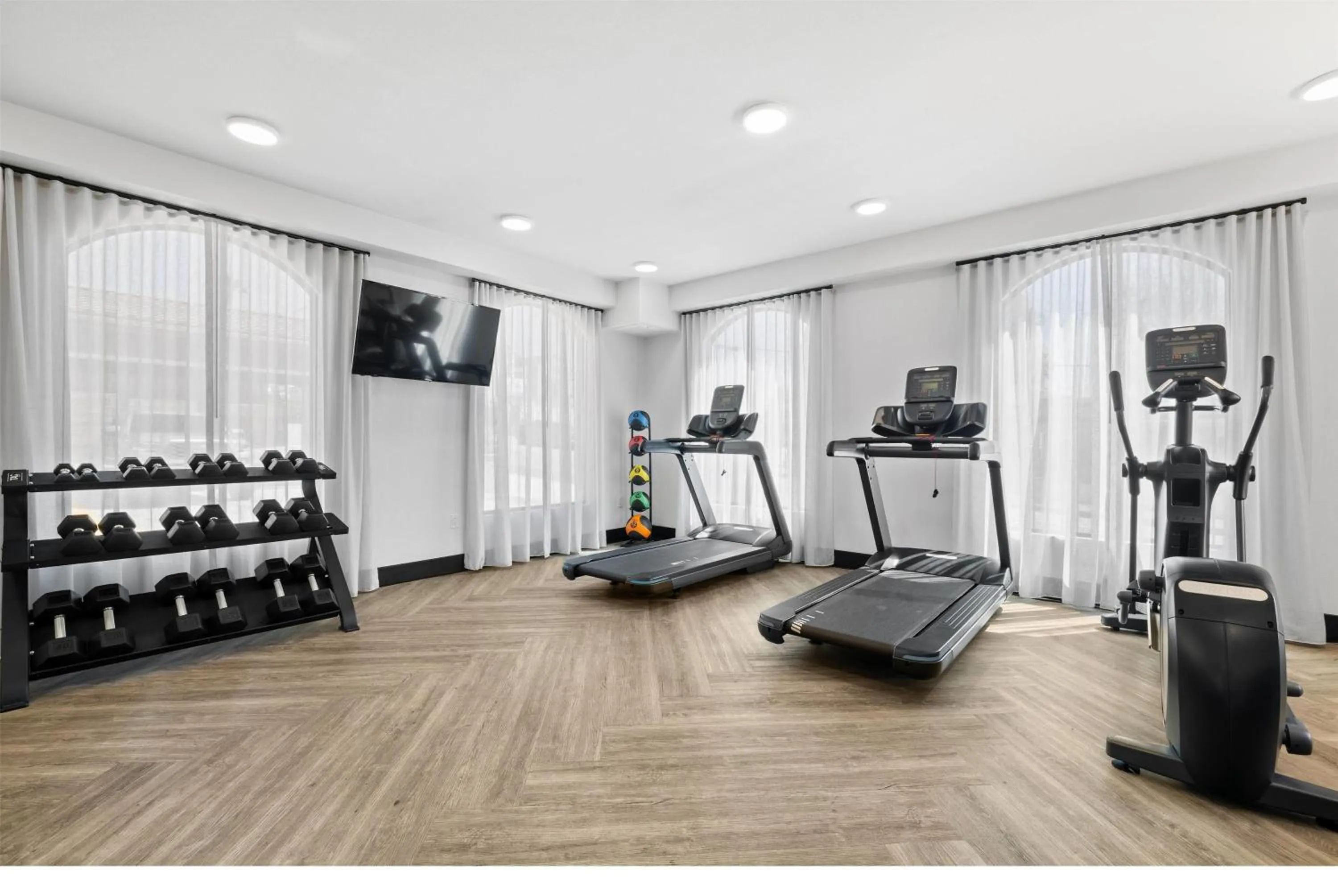 Fitness centre/facilities in La Quinta Inn & Suites by Wyndham Santa Cruz