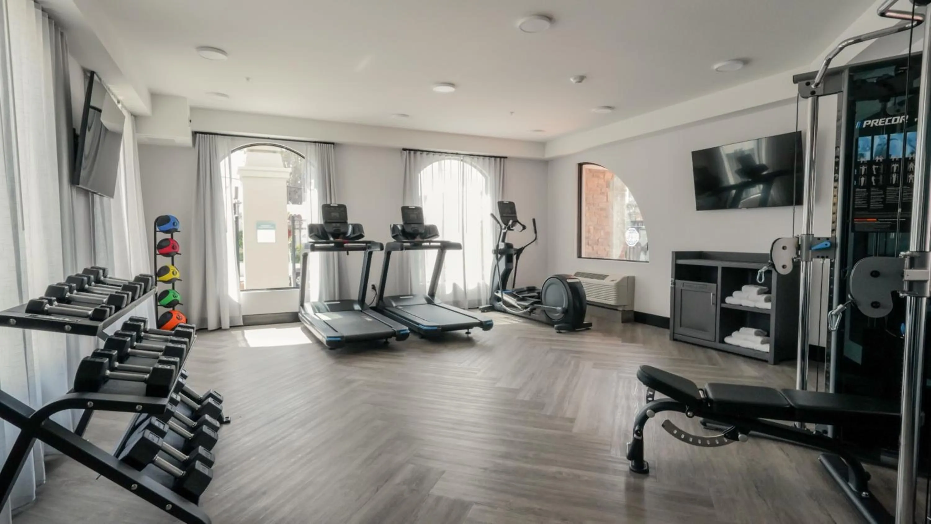 Fitness centre/facilities in La Quinta Inn & Suites by Wyndham Santa Cruz