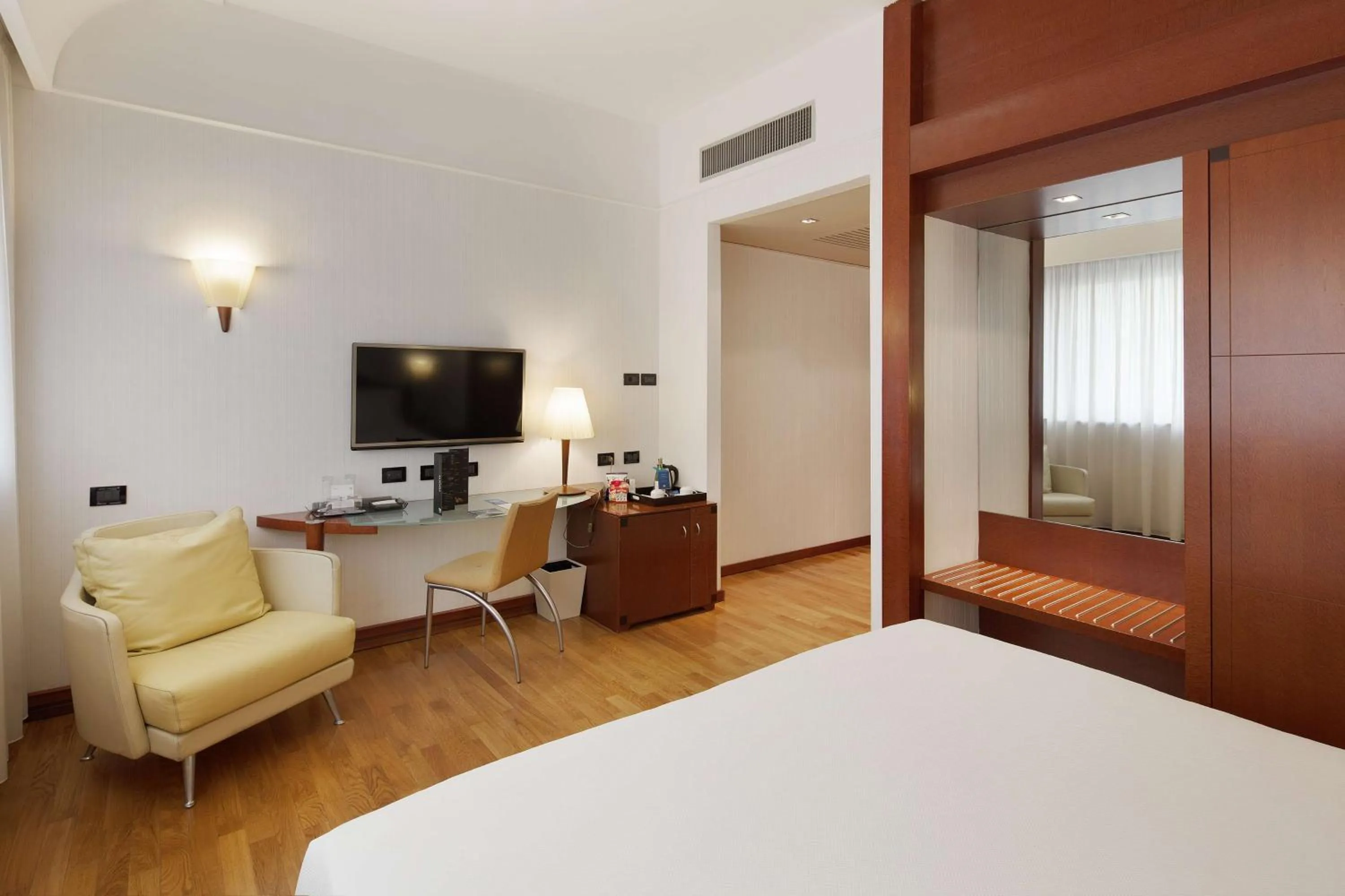 Photo of the whole room, Bed in NH Milano Machiavelli