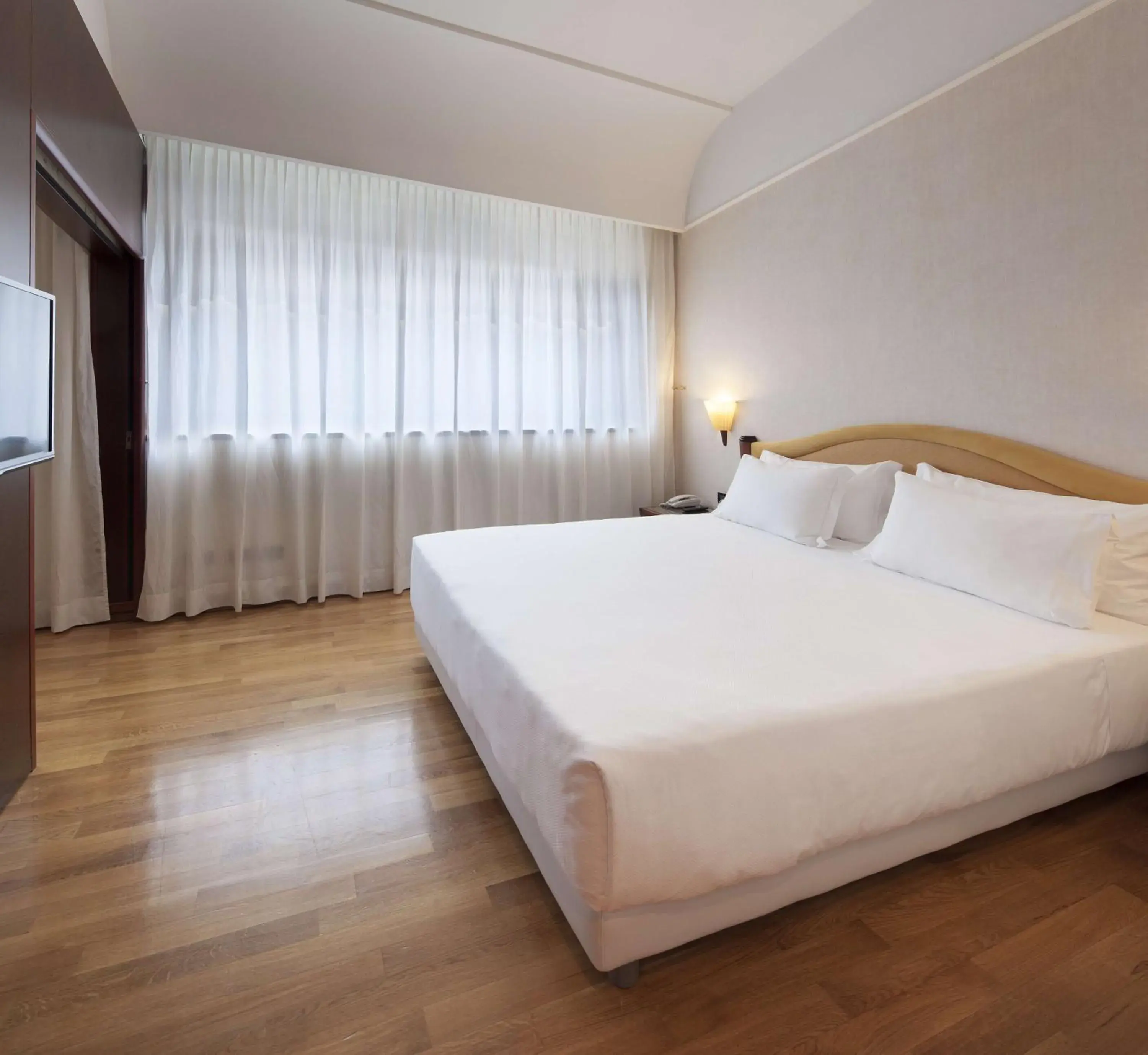 Photo of the whole room, Bed in NH Milano Machiavelli Photo of the whole room, Bed in NH Milano Machiavelli