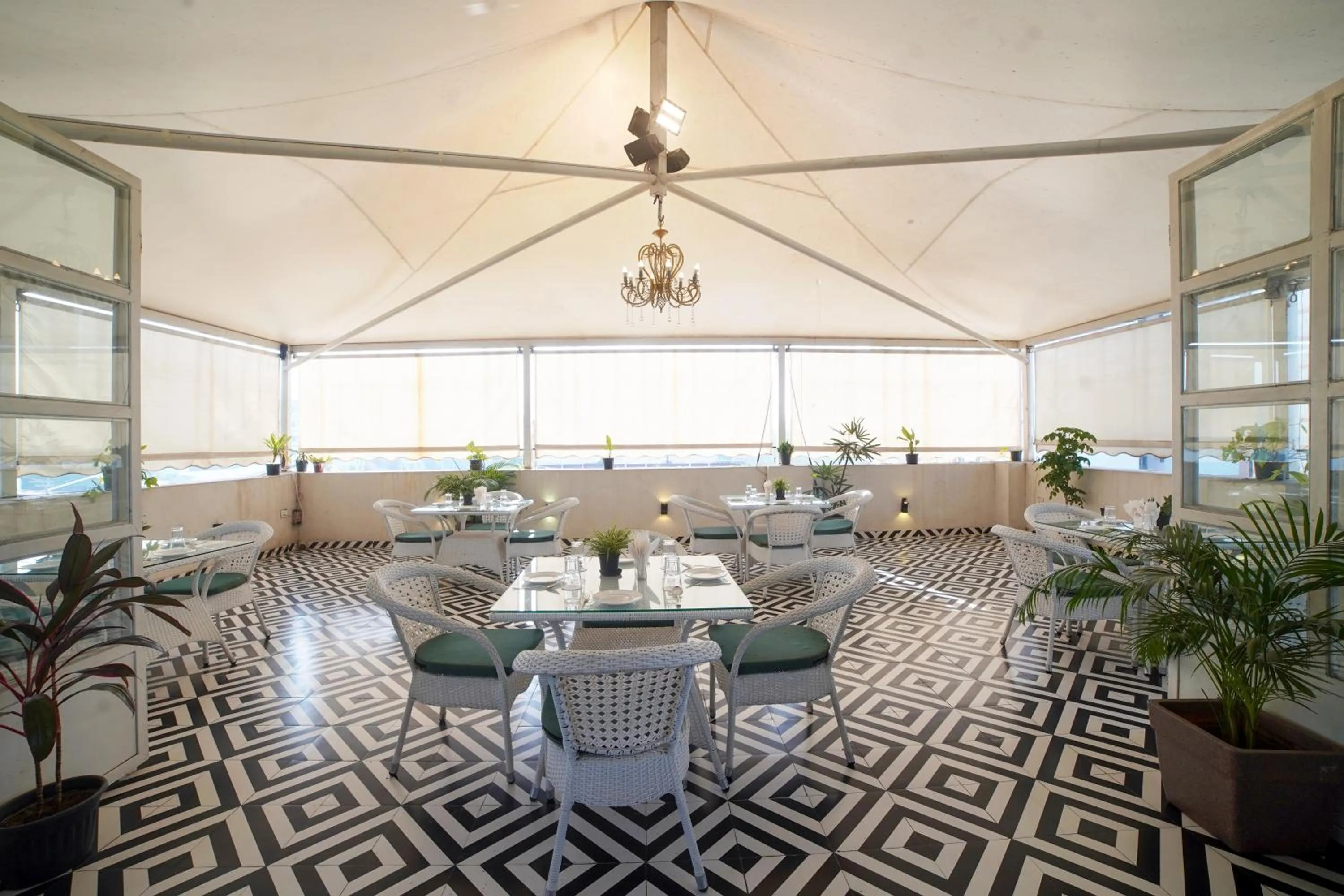 Restaurant/places to eat in Hotel Centre Park Bhopal