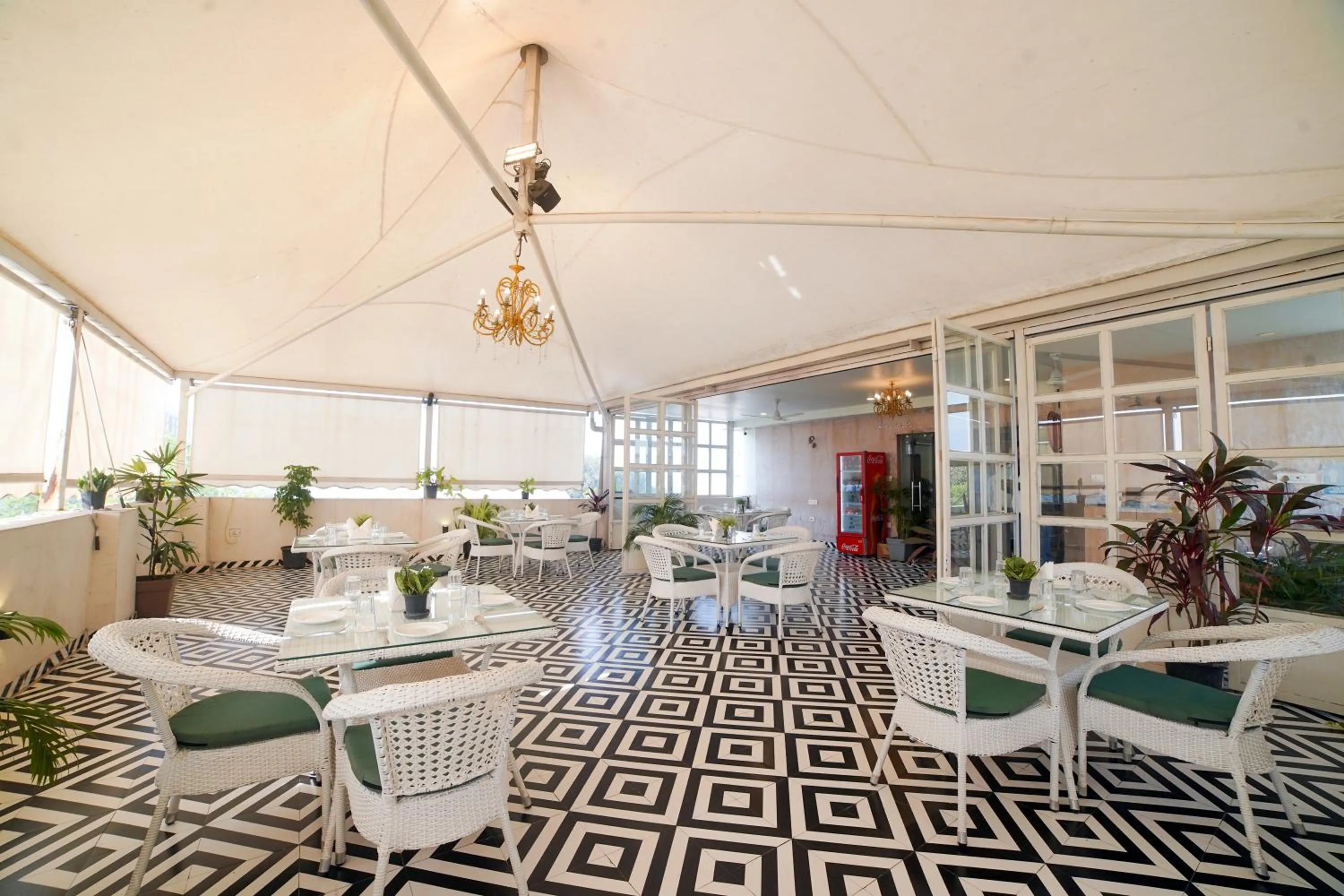 Restaurant/places to eat in Hotel Centre Park Bhopal