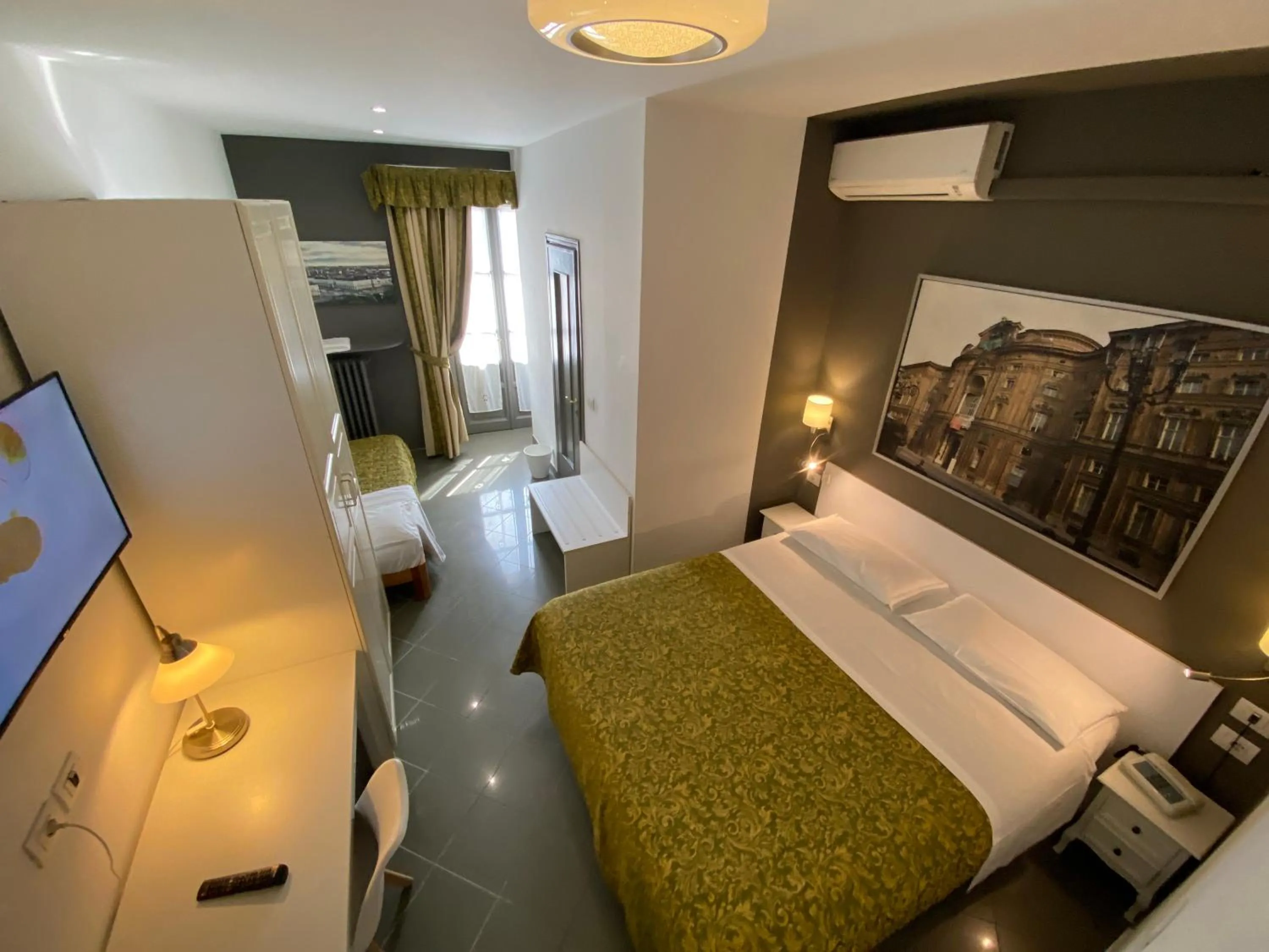 Photo of the whole room, Bed in Artua'&Solferino