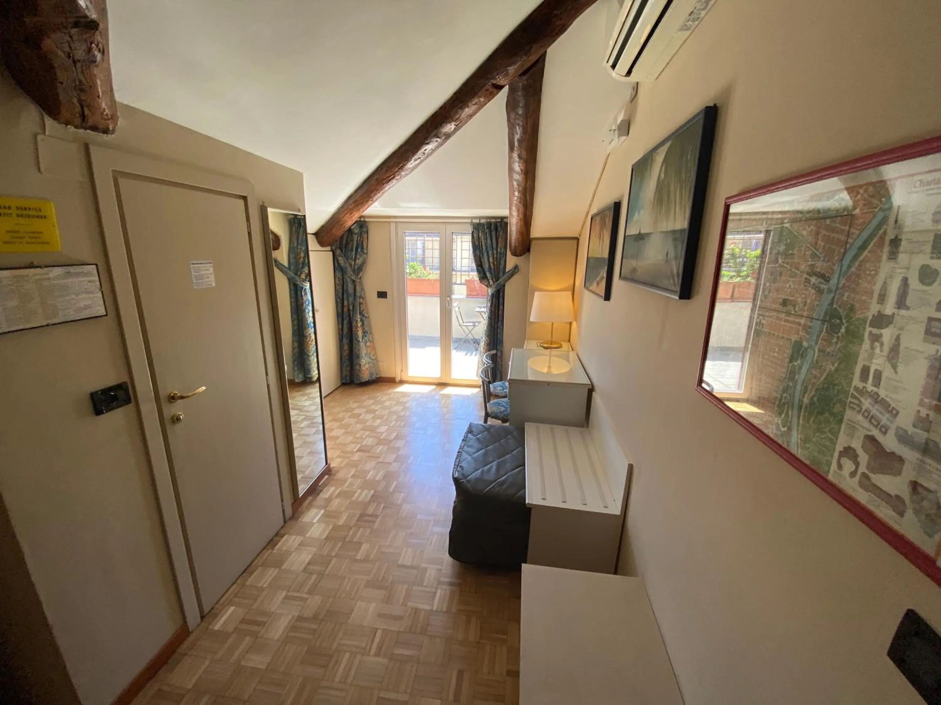 Photo of the whole room in Artua'&Solferino