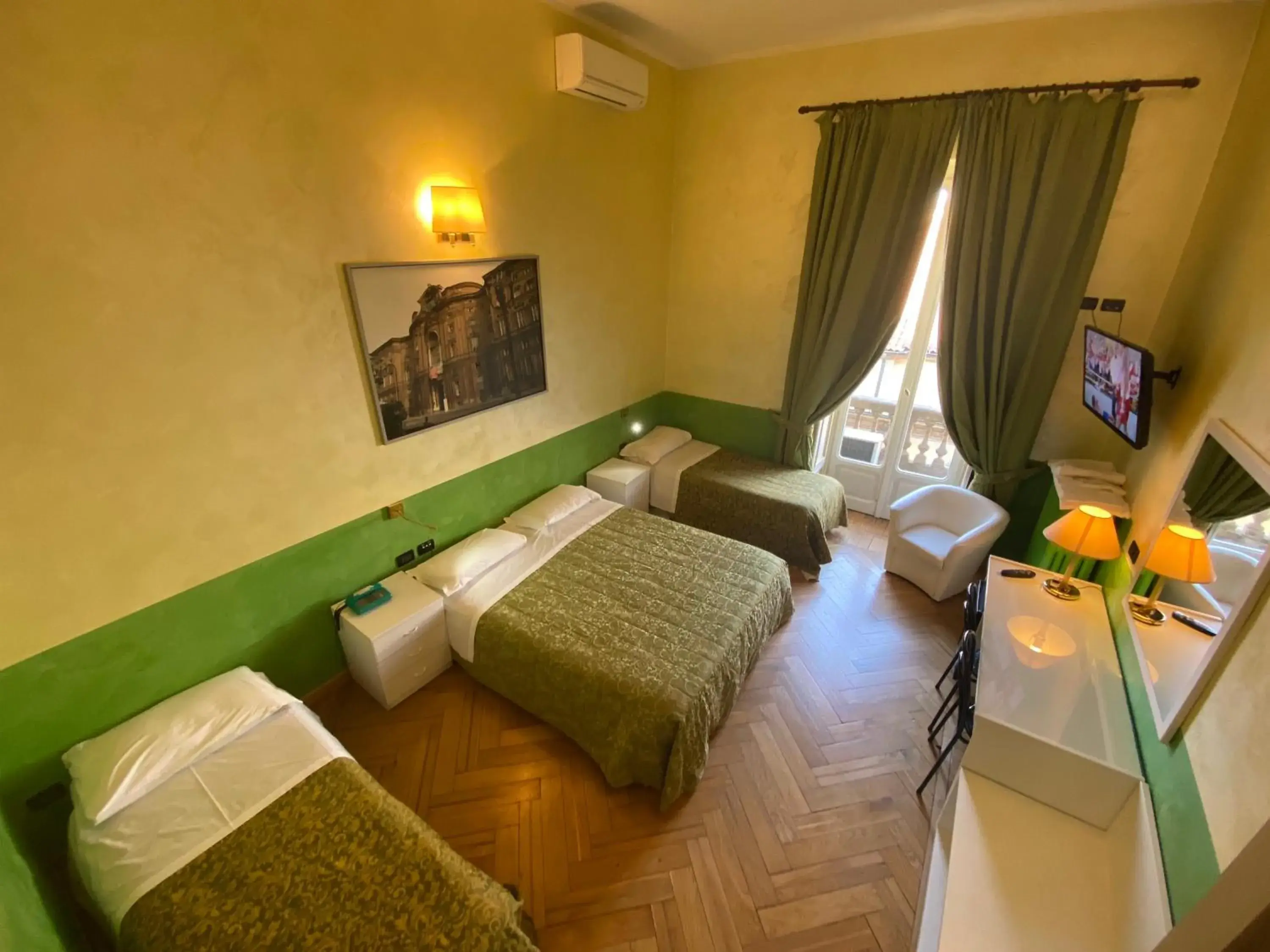 Double or Twin Room with Private External Bathroom - single occupancy in Artua'&Solferino Double or Twin Room with Private External Bathroom - single occupancy in Artua'&Solferino