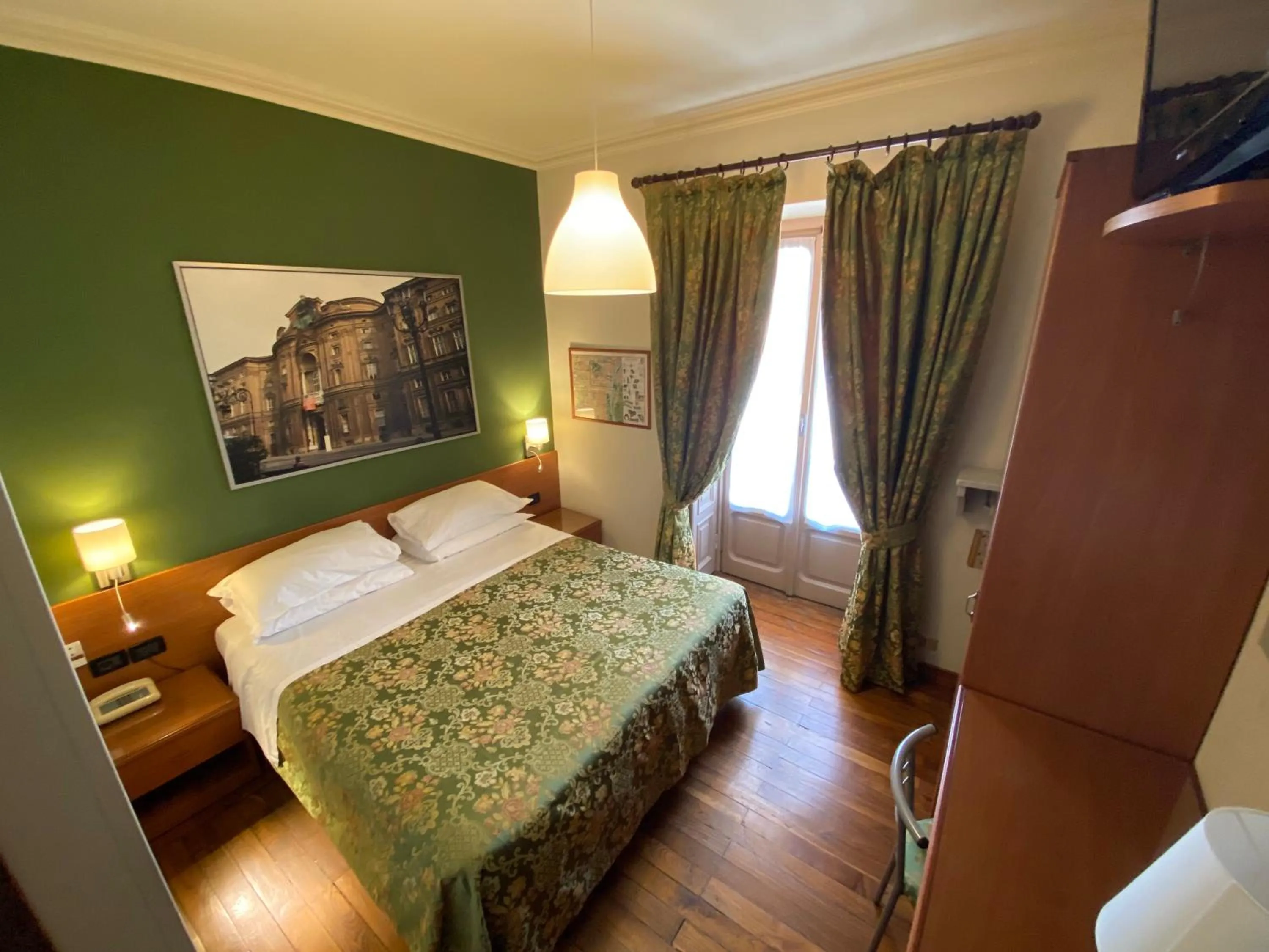 Bedroom, Bed in Artua'&Solferino