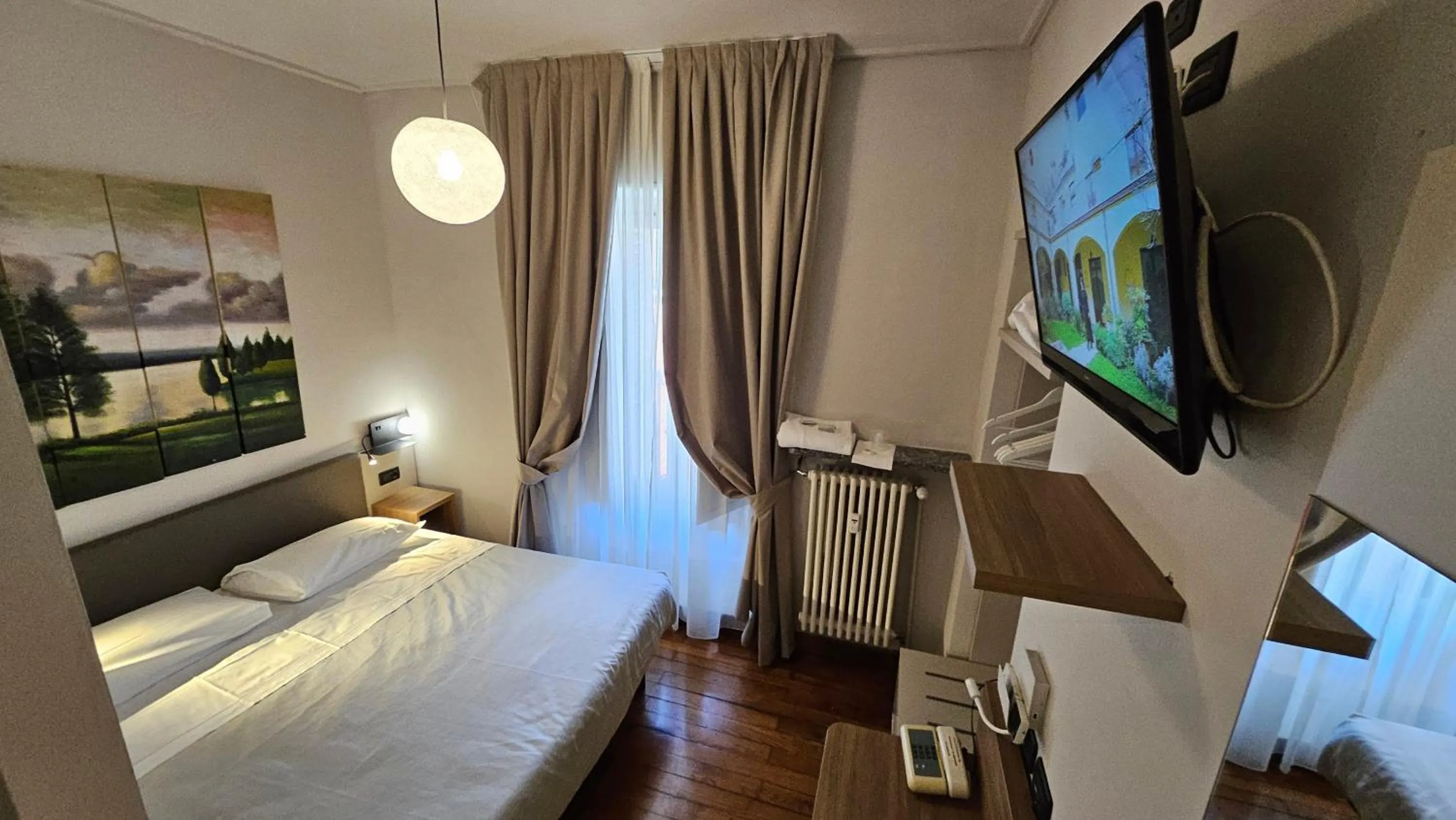 Bedroom, Bed in Artua'&Solferino