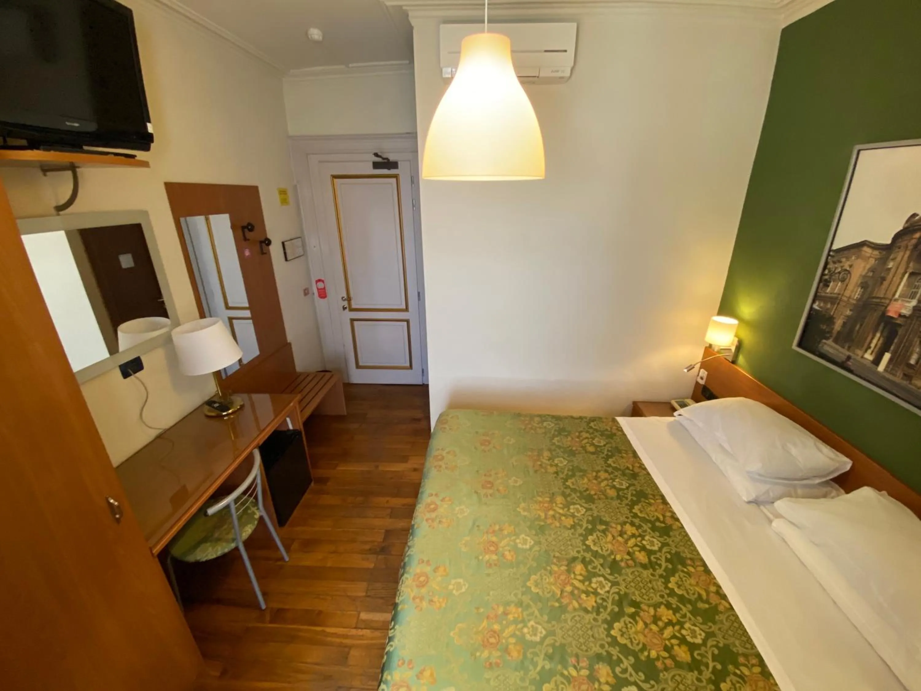 Bedroom, Bed in Artua'&Solferino