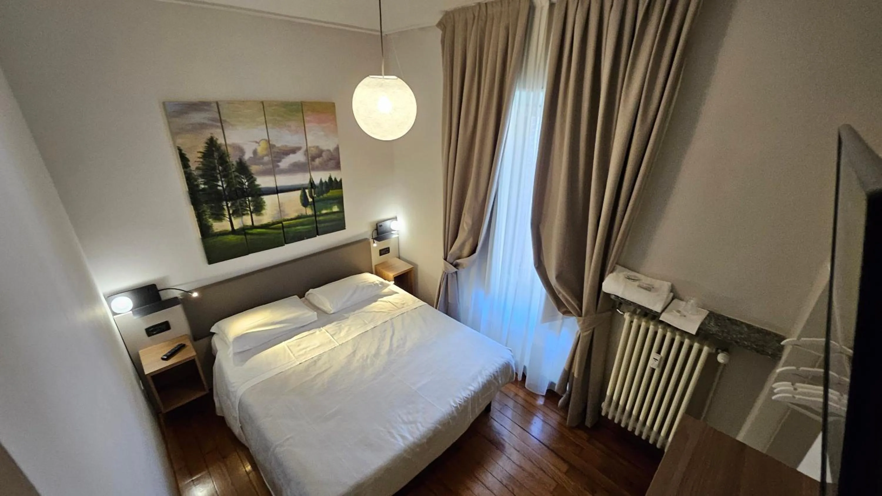 Bedroom, Bed in Artua'&Solferino