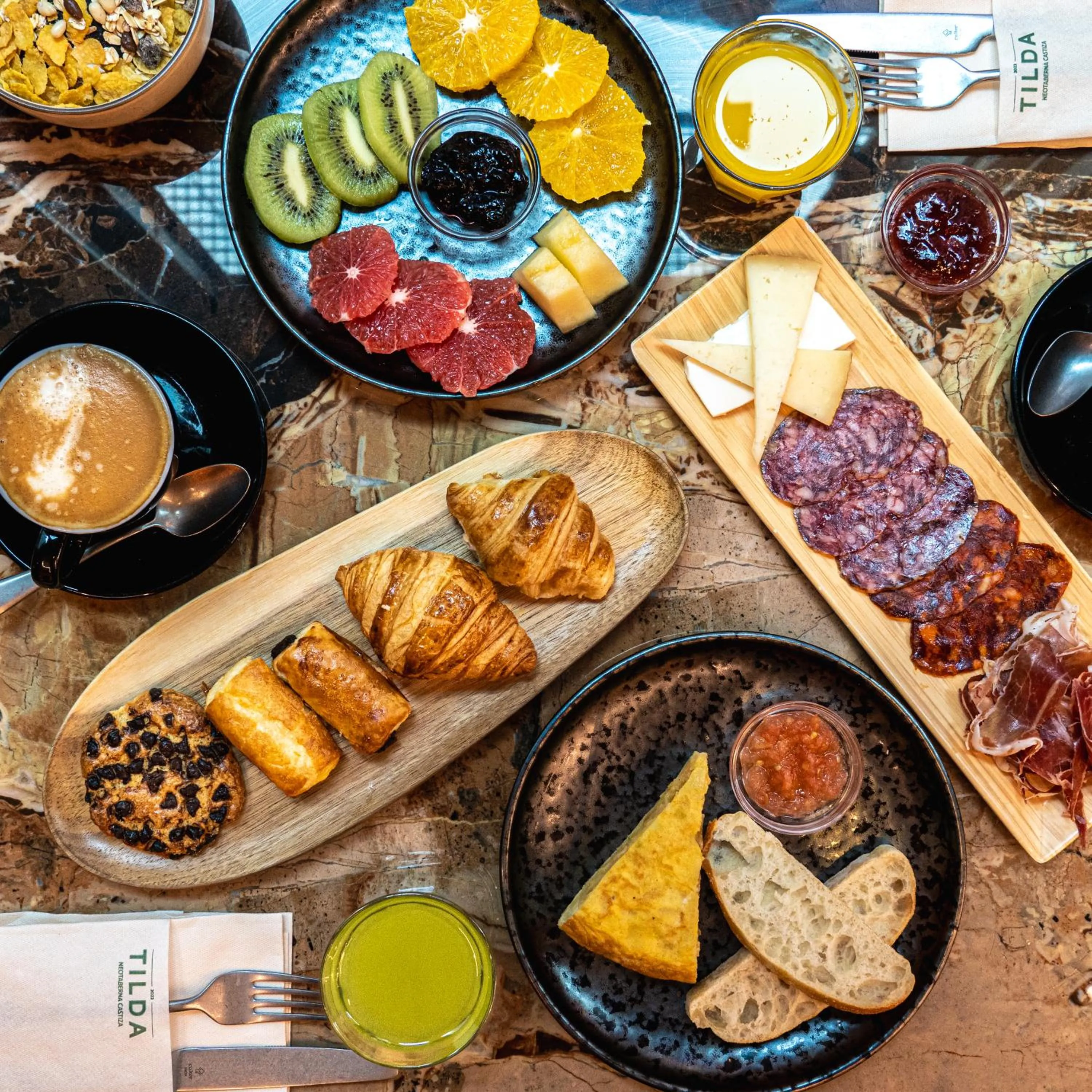 Restaurant/places to eat in Smartr Madrid Gran Via Apartments