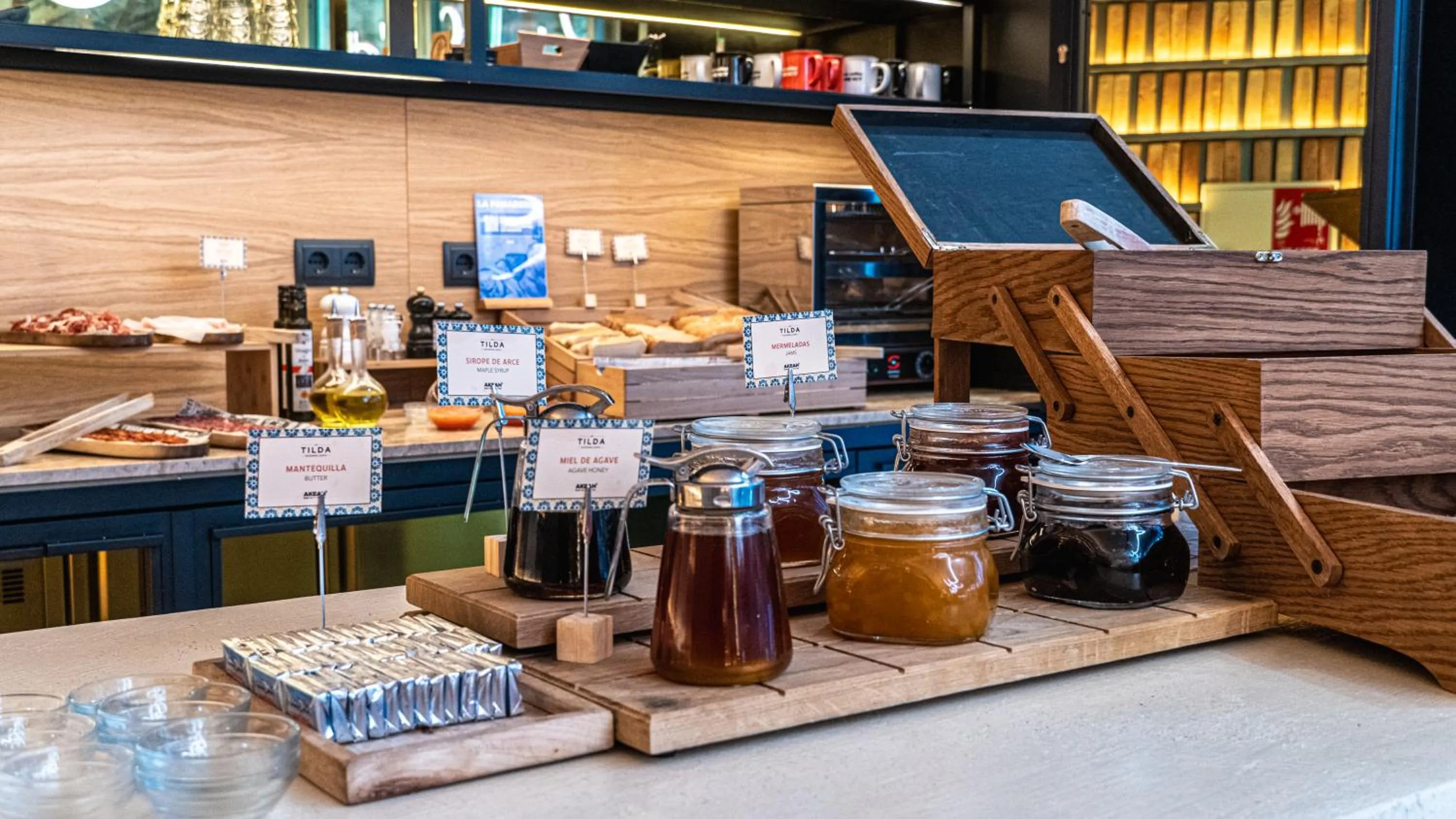 Restaurant/places to eat in Smartr Madrid Gran Via Apartments