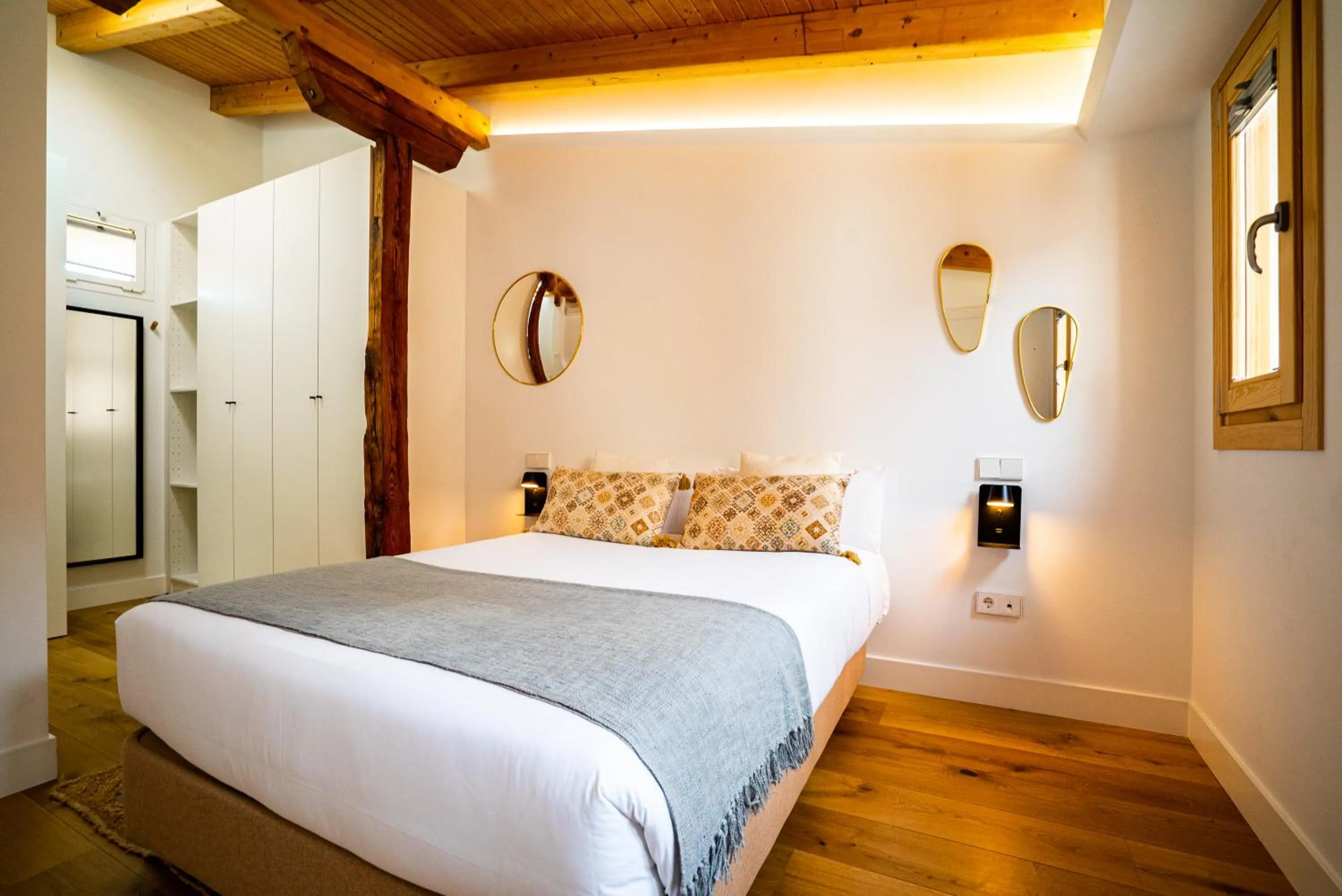 Bedroom, Bed in Smartr Madrid Gran Via Apartments