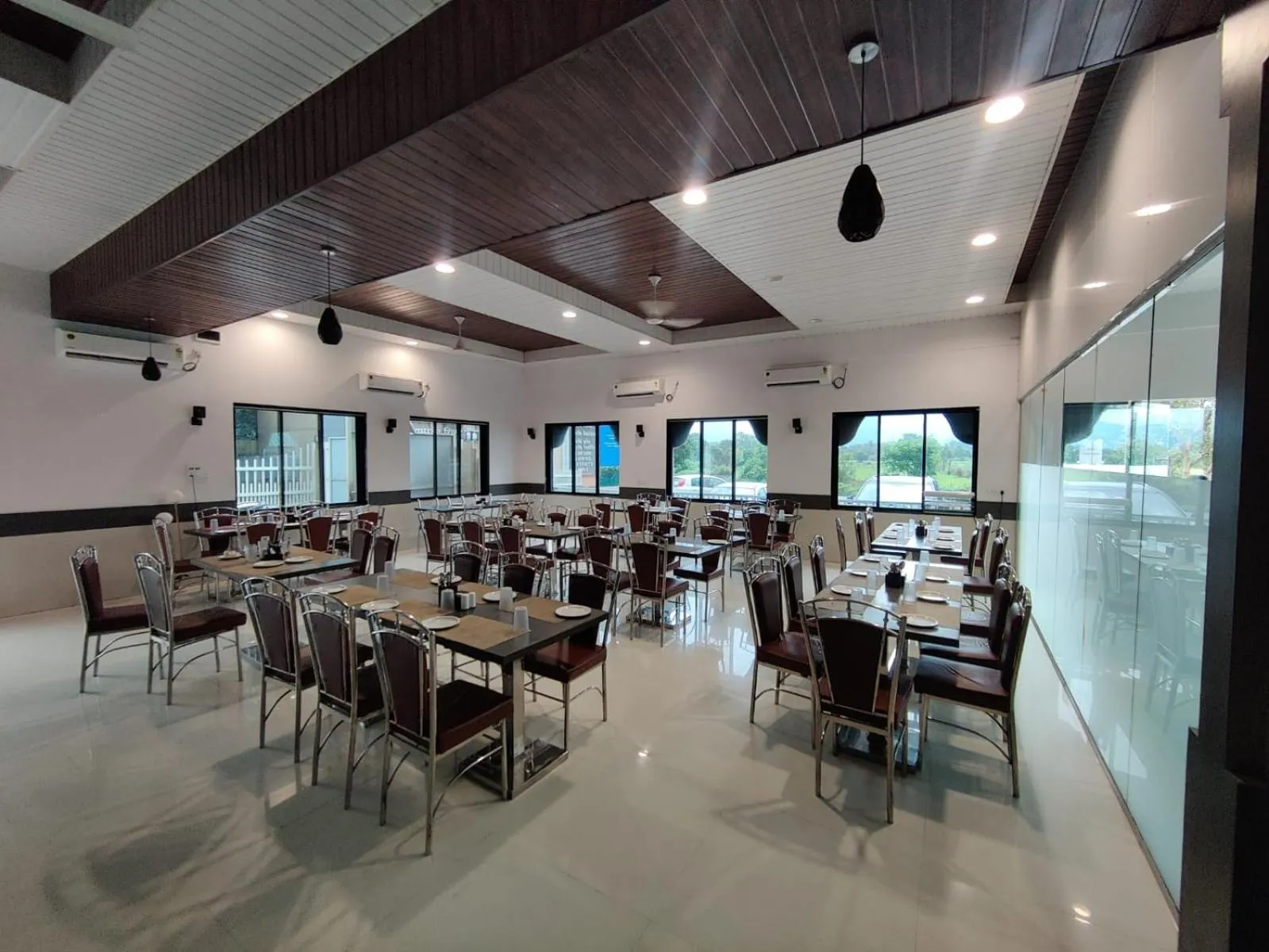 Restaurant/places to eat in Paramount Riverfront Resort & Spa, Karjat