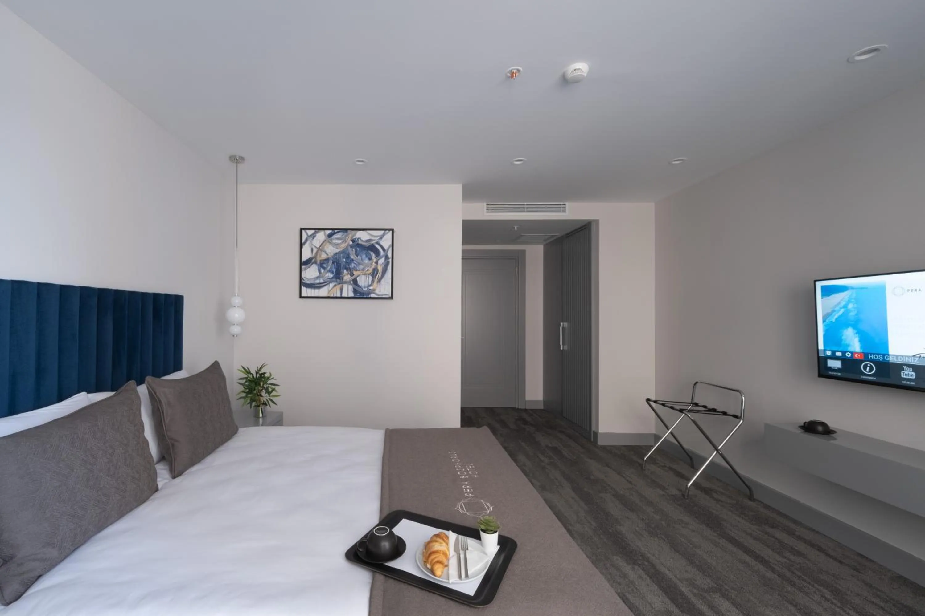 Photo of the whole room, Bed in Pera Bosphorus Hotel