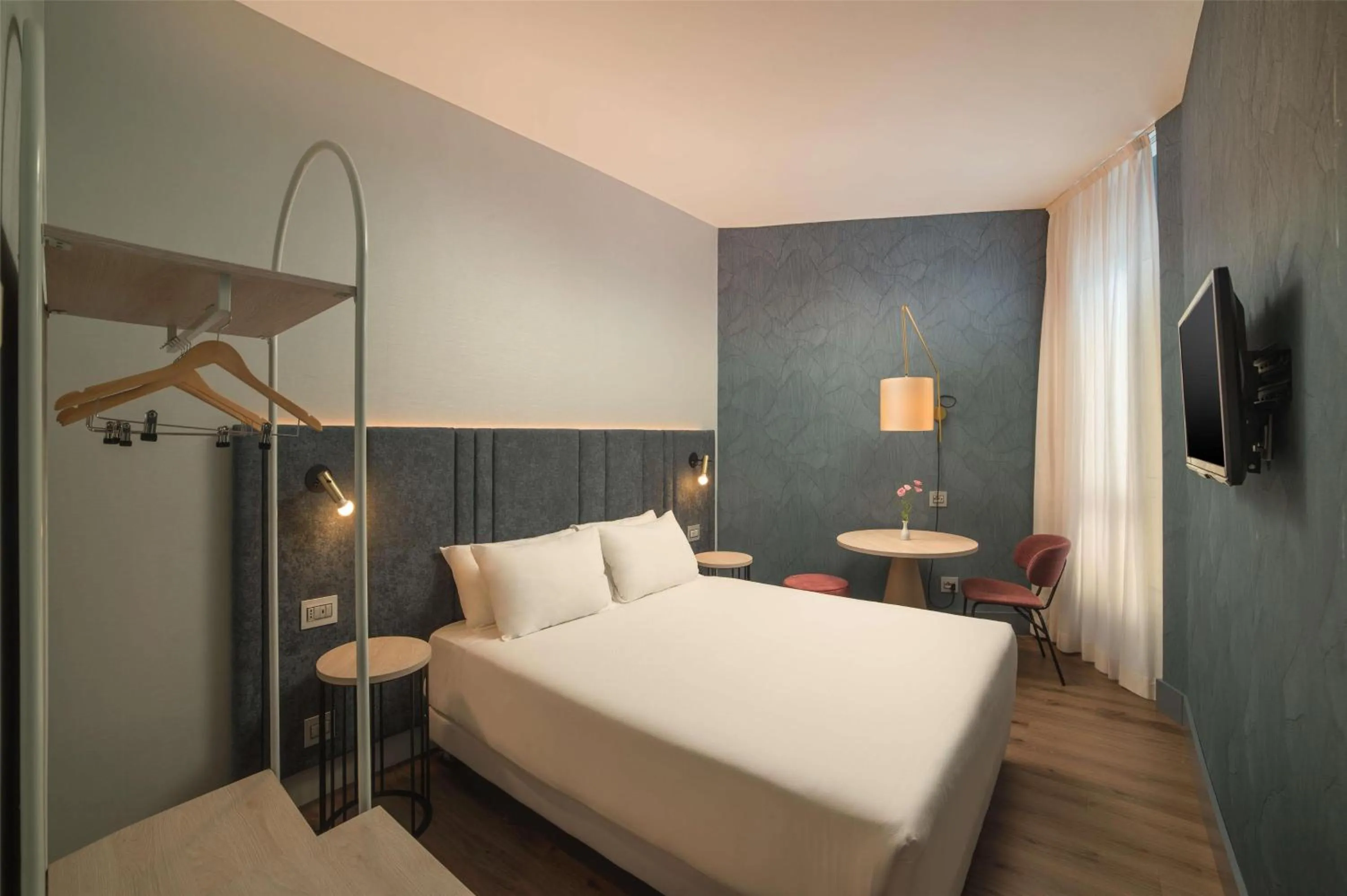 Bedroom, Bed in NH La Spezia