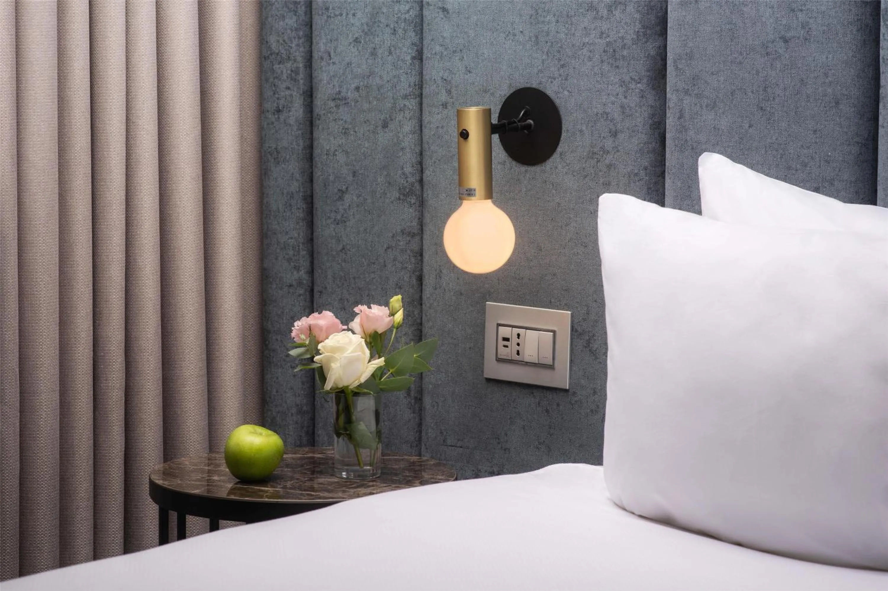 Bedroom, Bed in NH La Spezia